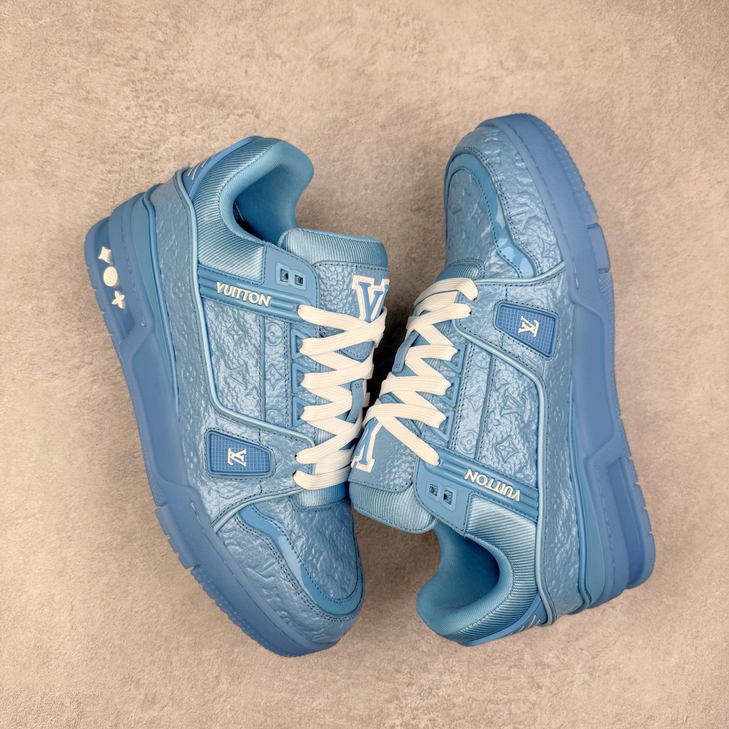 图片[3]-Louis Vuitton Trainer lv时装走秀运动鞋 完美鞋型超高的清洁度 零毛边线头瑕疵 全套原楦原纸版原鞋开模 全网最具灵魂的版型 正确原装黄色鞋盒 正确中底印花 鞋面印花3D高频深度立体 全鞋电脑针车 紧密相连 针距密度一致 环保乳胶注塑鞋垫 厚度脚感还原原版 皮面裁剪部位 统一油边封口工艺 原装橡胶大底含胶量大底组合零偏差 专柜全套包装 防尘袋 说明书 质保卡 男女鞋 尺码：35 36 37 38 39 40 41 42 43 44 45-选品中心