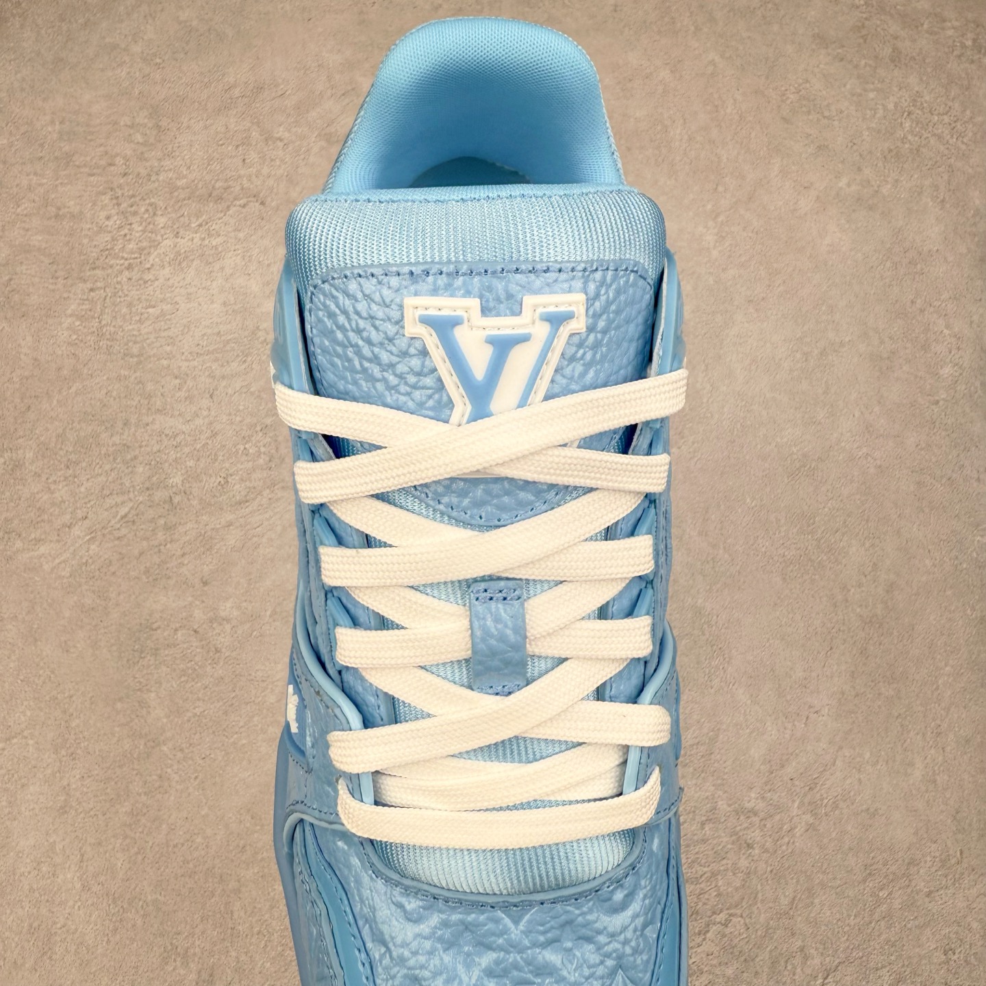 图片[5]-Louis Vuitton Trainer lv时装走秀运动鞋 完美鞋型超高的清洁度 零毛边线头瑕疵 全套原楦原纸版原鞋开模 全网最具灵魂的版型 正确原装黄色鞋盒 正确中底印花 鞋面印花3D高频深度立体 全鞋电脑针车 紧密相连 针距密度一致 环保乳胶注塑鞋垫 厚度脚感还原原版 皮面裁剪部位 统一油边封口工艺 原装橡胶大底含胶量大底组合零偏差 专柜全套包装 防尘袋 说明书 质保卡 男女鞋 尺码：35 36 37 38 39 40 41 42 43 44 45-选品中心