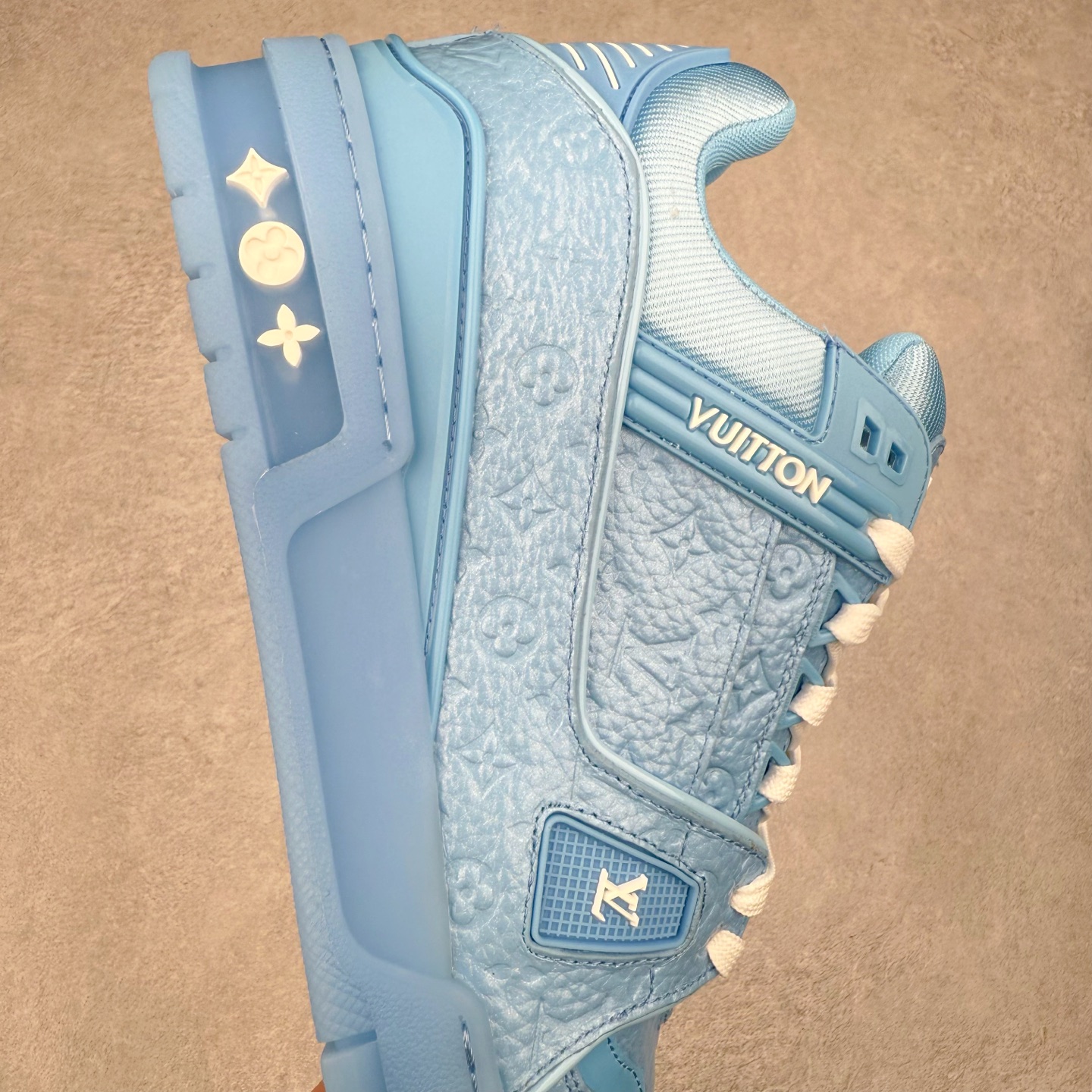 图片[6]-Louis Vuitton Trainer lv时装走秀运动鞋 完美鞋型超高的清洁度 零毛边线头瑕疵 全套原楦原纸版原鞋开模 全网最具灵魂的版型 正确原装黄色鞋盒 正确中底印花 鞋面印花3D高频深度立体 全鞋电脑针车 紧密相连 针距密度一致 环保乳胶注塑鞋垫 厚度脚感还原原版 皮面裁剪部位 统一油边封口工艺 原装橡胶大底含胶量大底组合零偏差 专柜全套包装 防尘袋 说明书 质保卡 男女鞋 尺码：35 36 37 38 39 40 41 42 43 44 45-选品中心