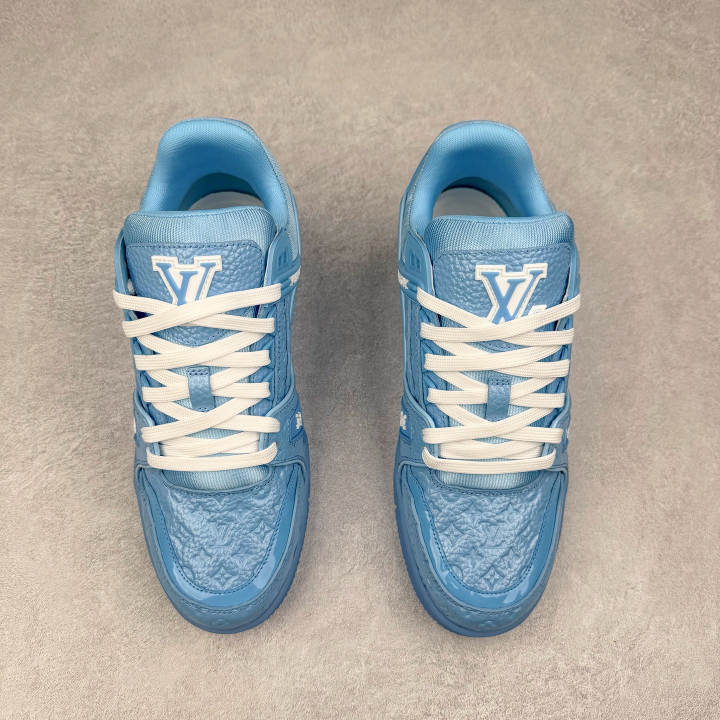 图片[2]-Louis Vuitton Trainer lv时装走秀运动鞋 完美鞋型超高的清洁度 零毛边线头瑕疵 全套原楦原纸版原鞋开模 全网最具灵魂的版型 正确原装黄色鞋盒 正确中底印花 鞋面印花3D高频深度立体 全鞋电脑针车 紧密相连 针距密度一致 环保乳胶注塑鞋垫 厚度脚感还原原版 皮面裁剪部位 统一油边封口工艺 原装橡胶大底含胶量大底组合零偏差 专柜全套包装 防尘袋 说明书 质保卡 男女鞋 尺码：35 36 37 38 39 40 41 42 43 44 45-选品中心