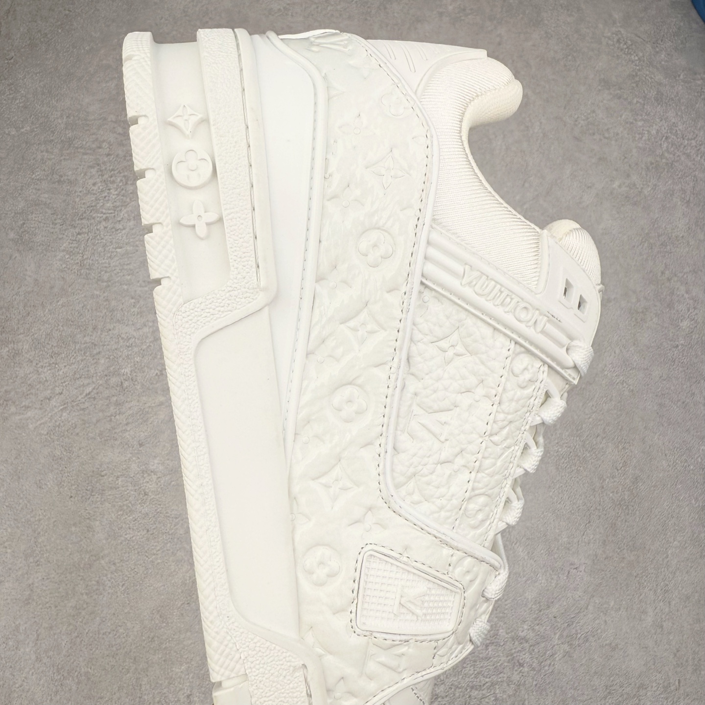 图片[6]-Louis Vuitton Trainer lv时装走秀运动鞋 完美鞋型超高的清洁度 零毛边线头瑕疵 全套原楦原纸版原鞋开模 全网最具灵魂的版型 正确原装黄色鞋盒 正确中底印花 鞋面印花3D高频深度立体 全鞋电脑针车 紧密相连 针距密度一致 环保乳胶注塑鞋垫 厚度脚感还原原版 皮面裁剪部位 统一油边封口工艺 原装橡胶大底含胶量大底组合零偏差 专柜全套包装 防尘袋 说明书 质保卡 男女鞋 尺码：35 36 37 38 39 40 41 42 43 44 45-选品中心