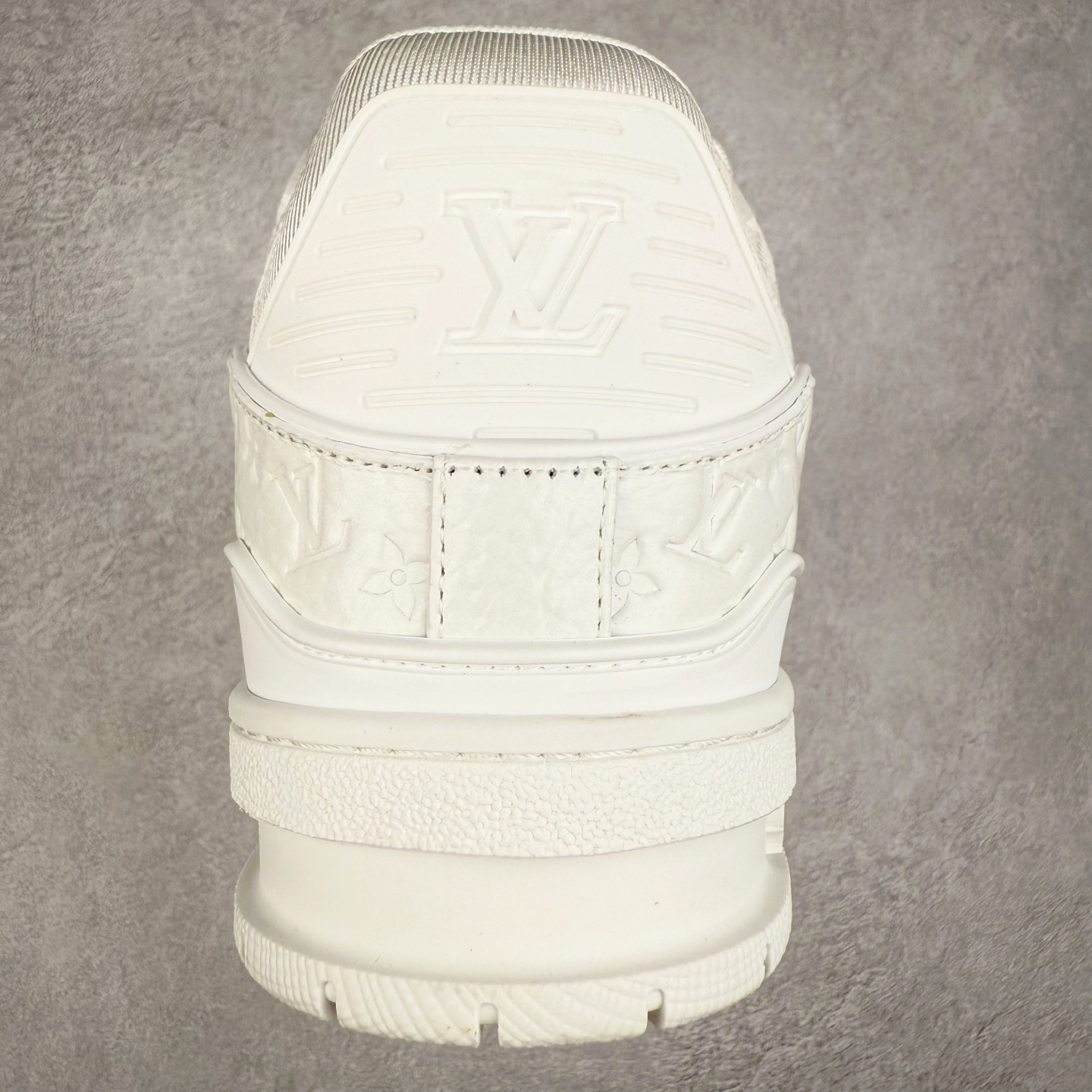 图片[8]-Louis Vuitton Trainer lv时装走秀运动鞋 完美鞋型超高的清洁度 零毛边线头瑕疵 全套原楦原纸版原鞋开模 全网最具灵魂的版型 正确原装黄色鞋盒 正确中底印花 鞋面印花3D高频深度立体 全鞋电脑针车 紧密相连 针距密度一致 环保乳胶注塑鞋垫 厚度脚感还原原版 皮面裁剪部位 统一油边封口工艺 原装橡胶大底含胶量大底组合零偏差 专柜全套包装 防尘袋 说明书 质保卡 男女鞋 尺码：35 36 37 38 39 40 41 42 43 44 45-选品中心