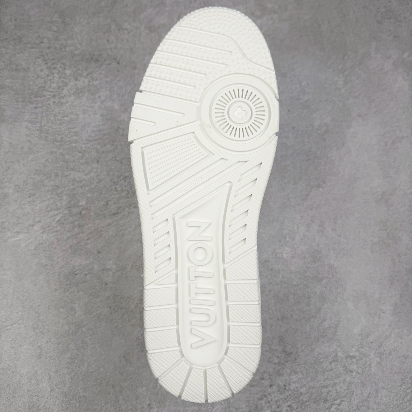 图片[9]-Louis Vuitton Trainer lv时装走秀运动鞋 完美鞋型超高的清洁度 零毛边线头瑕疵 全套原楦原纸版原鞋开模 全网最具灵魂的版型 正确原装黄色鞋盒 正确中底印花 鞋面印花3D高频深度立体 全鞋电脑针车 紧密相连 针距密度一致 环保乳胶注塑鞋垫 厚度脚感还原原版 皮面裁剪部位 统一油边封口工艺 原装橡胶大底含胶量大底组合零偏差 专柜全套包装 防尘袋 说明书 质保卡 男女鞋 尺码：35 36 37 38 39 40 41 42 43 44 45-选品中心