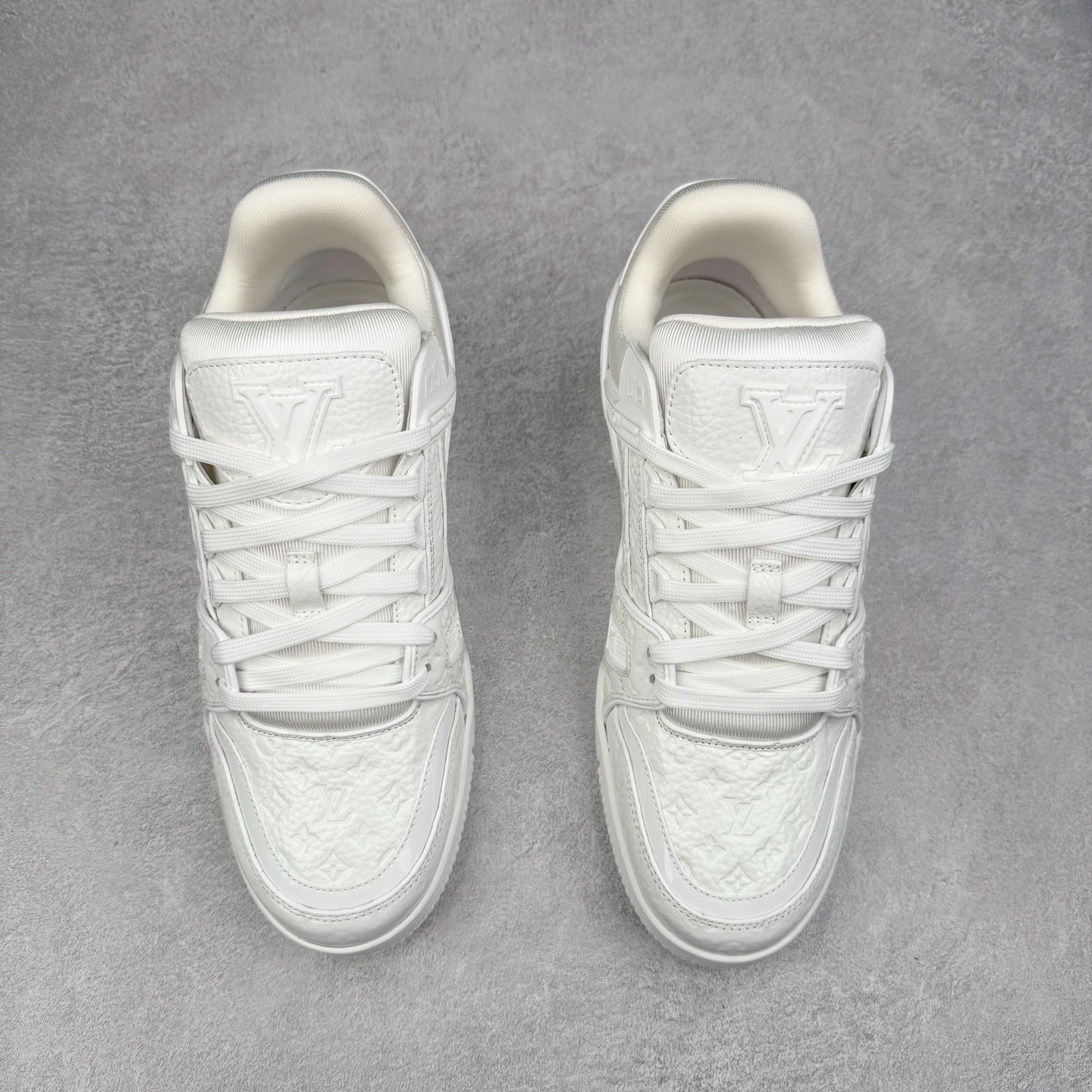 图片[2]-Louis Vuitton Trainer lv时装走秀运动鞋 完美鞋型超高的清洁度 零毛边线头瑕疵 全套原楦原纸版原鞋开模 全网最具灵魂的版型 正确原装黄色鞋盒 正确中底印花 鞋面印花3D高频深度立体 全鞋电脑针车 紧密相连 针距密度一致 环保乳胶注塑鞋垫 厚度脚感还原原版 皮面裁剪部位 统一油边封口工艺 原装橡胶大底含胶量大底组合零偏差 专柜全套包装 防尘袋 说明书 质保卡 男女鞋 尺码：35 36 37 38 39 40 41 42 43 44 45-选品中心