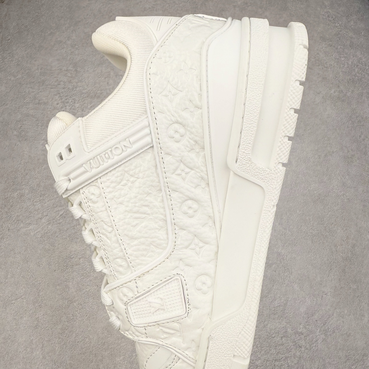 图片[7]-Louis Vuitton Trainer lv时装走秀运动鞋 完美鞋型超高的清洁度 零毛边线头瑕疵 全套原楦原纸版原鞋开模 全网最具灵魂的版型 正确原装黄色鞋盒 正确中底印花 鞋面印花3D高频深度立体 全鞋电脑针车 紧密相连 针距密度一致 环保乳胶注塑鞋垫 厚度脚感还原原版 皮面裁剪部位 统一油边封口工艺 原装橡胶大底含胶量大底组合零偏差 专柜全套包装 防尘袋 说明书 质保卡 男女鞋 尺码：35 36 37 38 39 40 41 42 43 44 45-选品中心