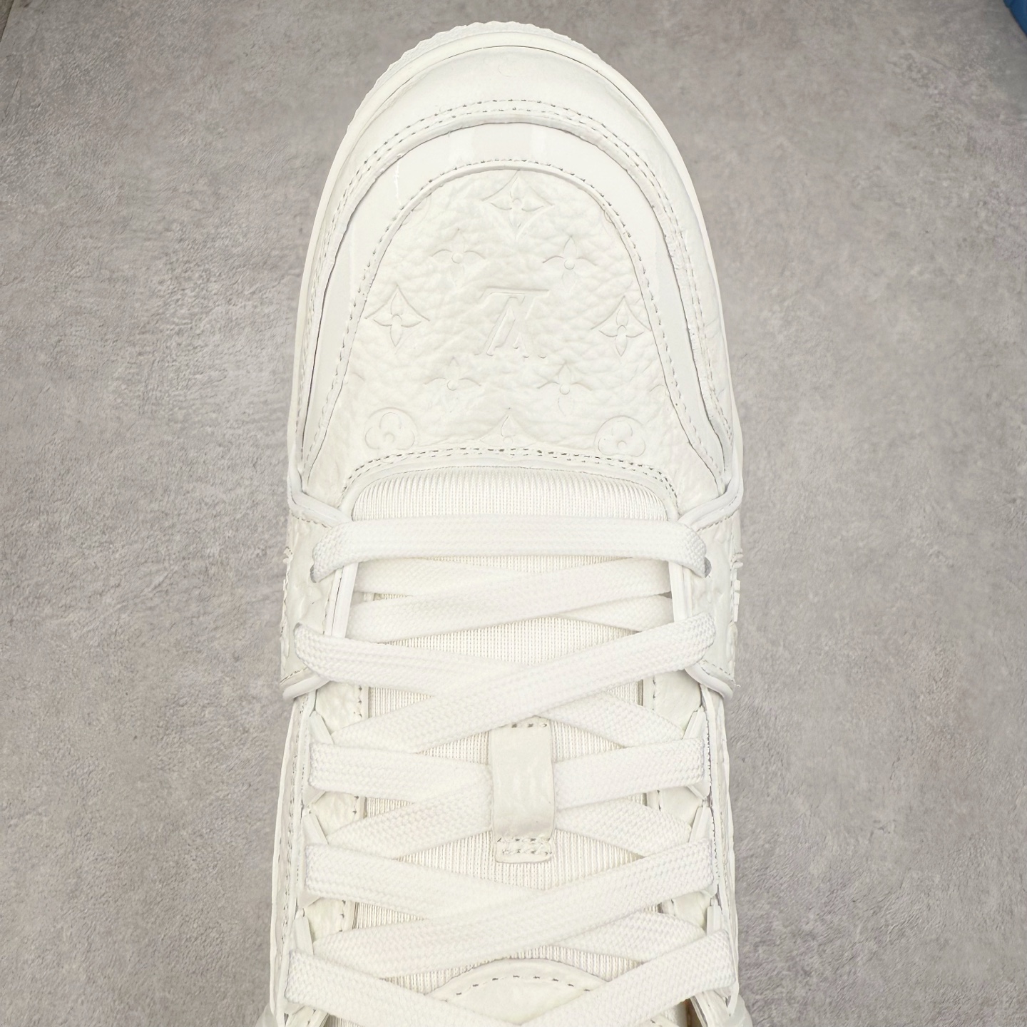 图片[4]-Louis Vuitton Trainer lv时装走秀运动鞋 完美鞋型超高的清洁度 零毛边线头瑕疵 全套原楦原纸版原鞋开模 全网最具灵魂的版型 正确原装黄色鞋盒 正确中底印花 鞋面印花3D高频深度立体 全鞋电脑针车 紧密相连 针距密度一致 环保乳胶注塑鞋垫 厚度脚感还原原版 皮面裁剪部位 统一油边封口工艺 原装橡胶大底含胶量大底组合零偏差 专柜全套包装 防尘袋 说明书 质保卡 男女鞋 尺码：35 36 37 38 39 40 41 42 43 44 45-选品中心