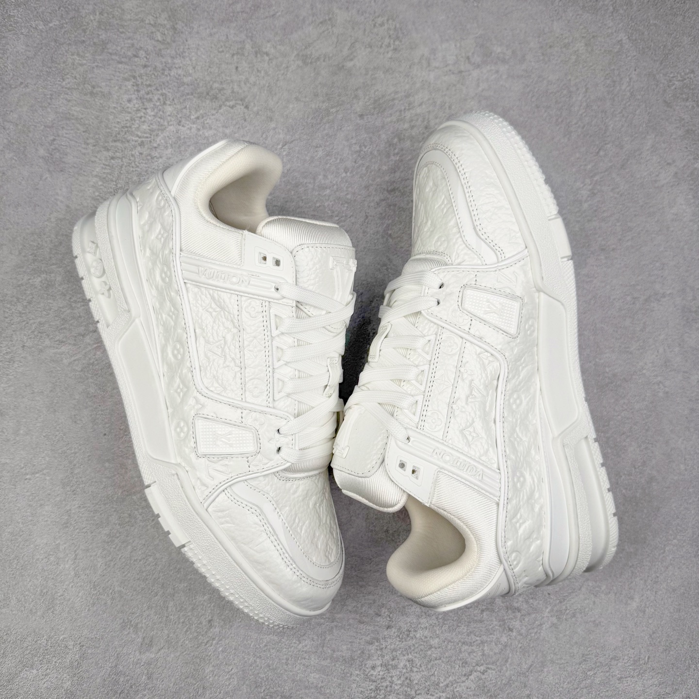 图片[3]-Louis Vuitton Trainer lv时装走秀运动鞋 完美鞋型超高的清洁度 零毛边线头瑕疵 全套原楦原纸版原鞋开模 全网最具灵魂的版型 正确原装黄色鞋盒 正确中底印花 鞋面印花3D高频深度立体 全鞋电脑针车 紧密相连 针距密度一致 环保乳胶注塑鞋垫 厚度脚感还原原版 皮面裁剪部位 统一油边封口工艺 原装橡胶大底含胶量大底组合零偏差 专柜全套包装 防尘袋 说明书 质保卡 男女鞋 尺码：35 36 37 38 39 40 41 42 43 44 45-选品中心