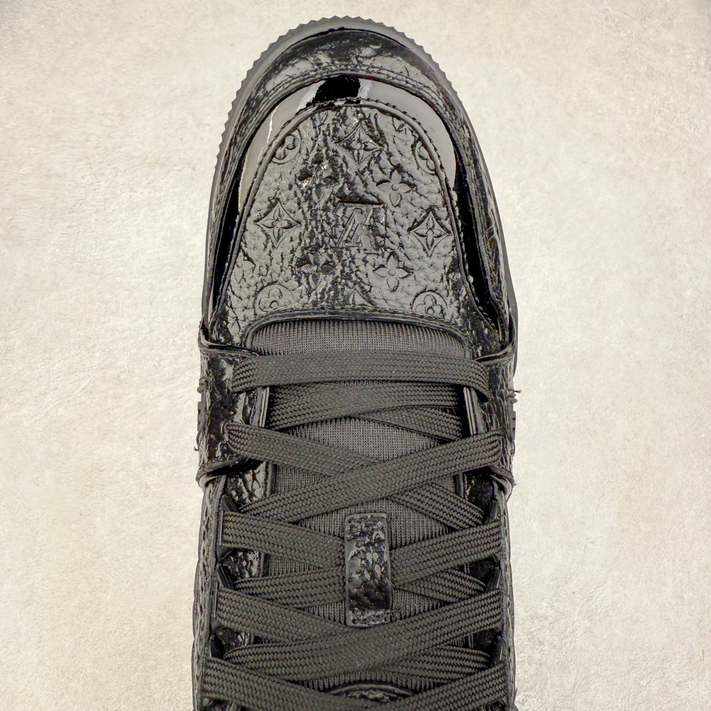 图片[4]-Louis Vuitton Trainer lv时装走秀运动鞋 完美鞋型超高的清洁度 零毛边线头瑕疵 全套原楦原纸版原鞋开模 全网最具灵魂的版型 正确原装黄色鞋盒 正确中底印花 鞋面印花3D高频深度立体 全鞋电脑针车 紧密相连 针距密度一致 环保乳胶注塑鞋垫 厚度脚感还原原版 皮面裁剪部位 统一油边封口工艺 原装橡胶大底含胶量大底组合零偏差 专柜全套包装 防尘袋 说明书 质保卡 男女鞋 尺码：35 36 37 38 39 40 41 42 43 44 45-选品中心