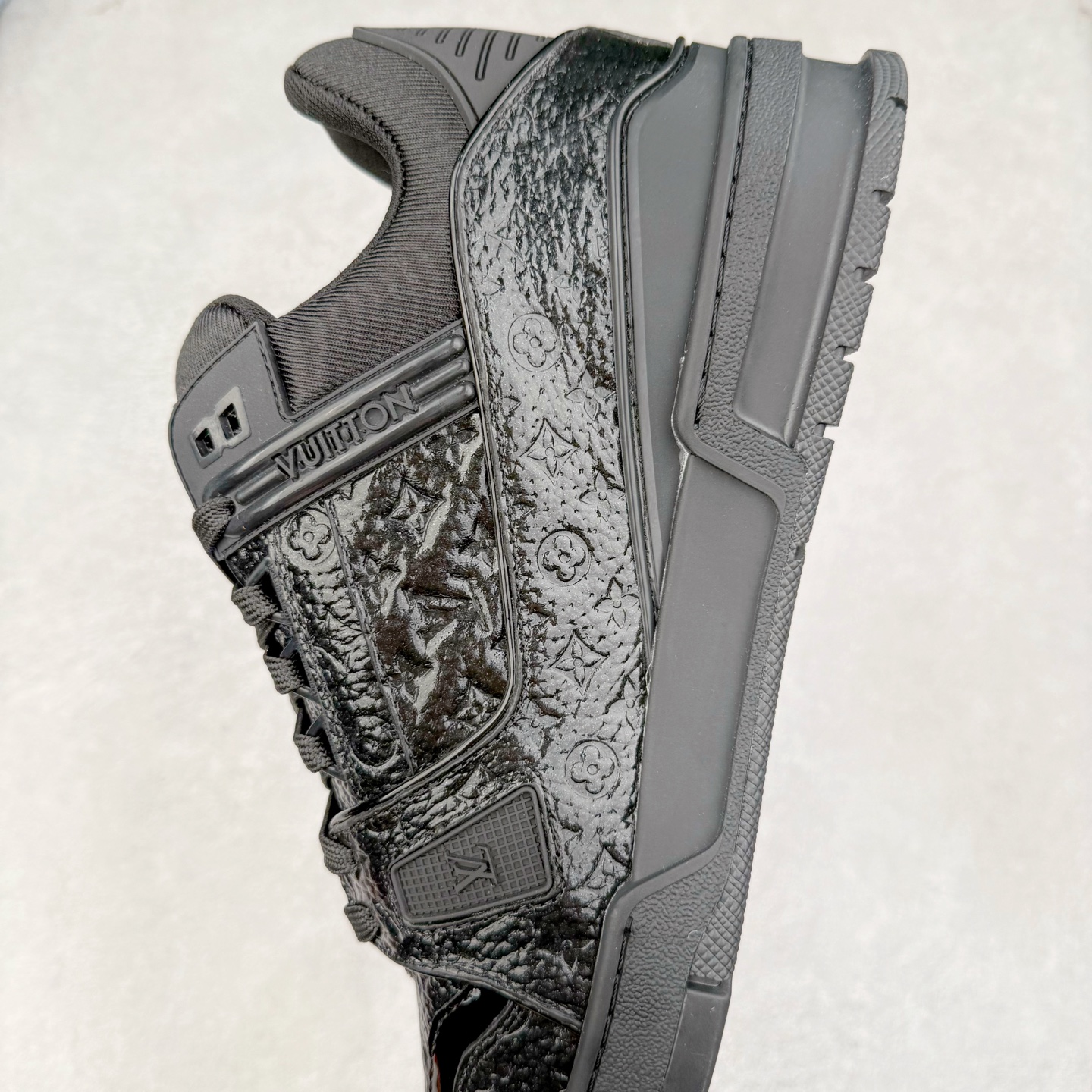 图片[7]-Louis Vuitton Trainer lv时装走秀运动鞋 完美鞋型超高的清洁度 零毛边线头瑕疵 全套原楦原纸版原鞋开模 全网最具灵魂的版型 正确原装黄色鞋盒 正确中底印花 鞋面印花3D高频深度立体 全鞋电脑针车 紧密相连 针距密度一致 环保乳胶注塑鞋垫 厚度脚感还原原版 皮面裁剪部位 统一油边封口工艺 原装橡胶大底含胶量大底组合零偏差 专柜全套包装 防尘袋 说明书 质保卡 男女鞋 尺码：35 36 37 38 39 40 41 42 43 44 45-选品中心