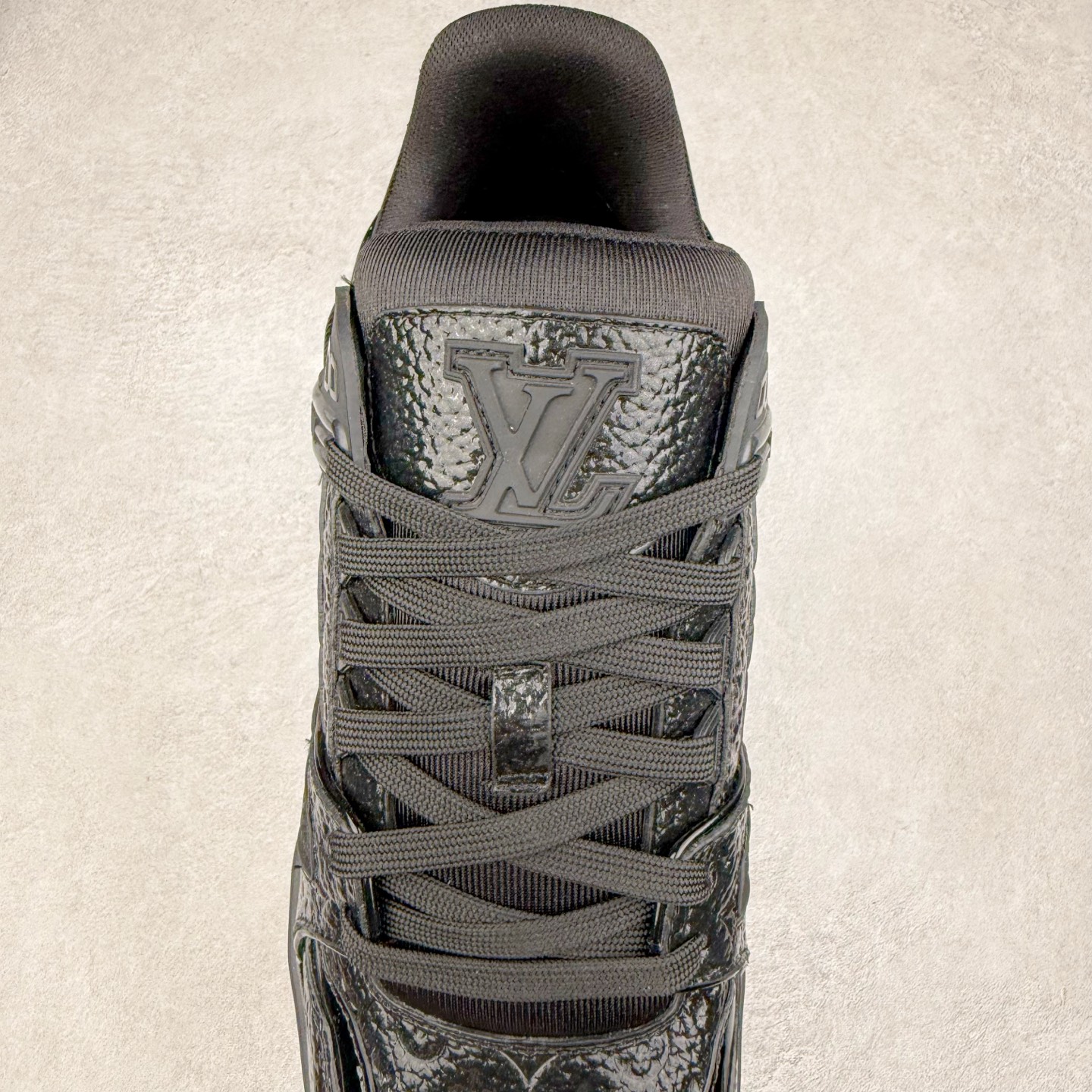 图片[5]-Louis Vuitton Trainer lv时装走秀运动鞋 完美鞋型超高的清洁度 零毛边线头瑕疵 全套原楦原纸版原鞋开模 全网最具灵魂的版型 正确原装黄色鞋盒 正确中底印花 鞋面印花3D高频深度立体 全鞋电脑针车 紧密相连 针距密度一致 环保乳胶注塑鞋垫 厚度脚感还原原版 皮面裁剪部位 统一油边封口工艺 原装橡胶大底含胶量大底组合零偏差 专柜全套包装 防尘袋 说明书 质保卡 男女鞋 尺码：35 36 37 38 39 40 41 42 43 44 45-选品中心