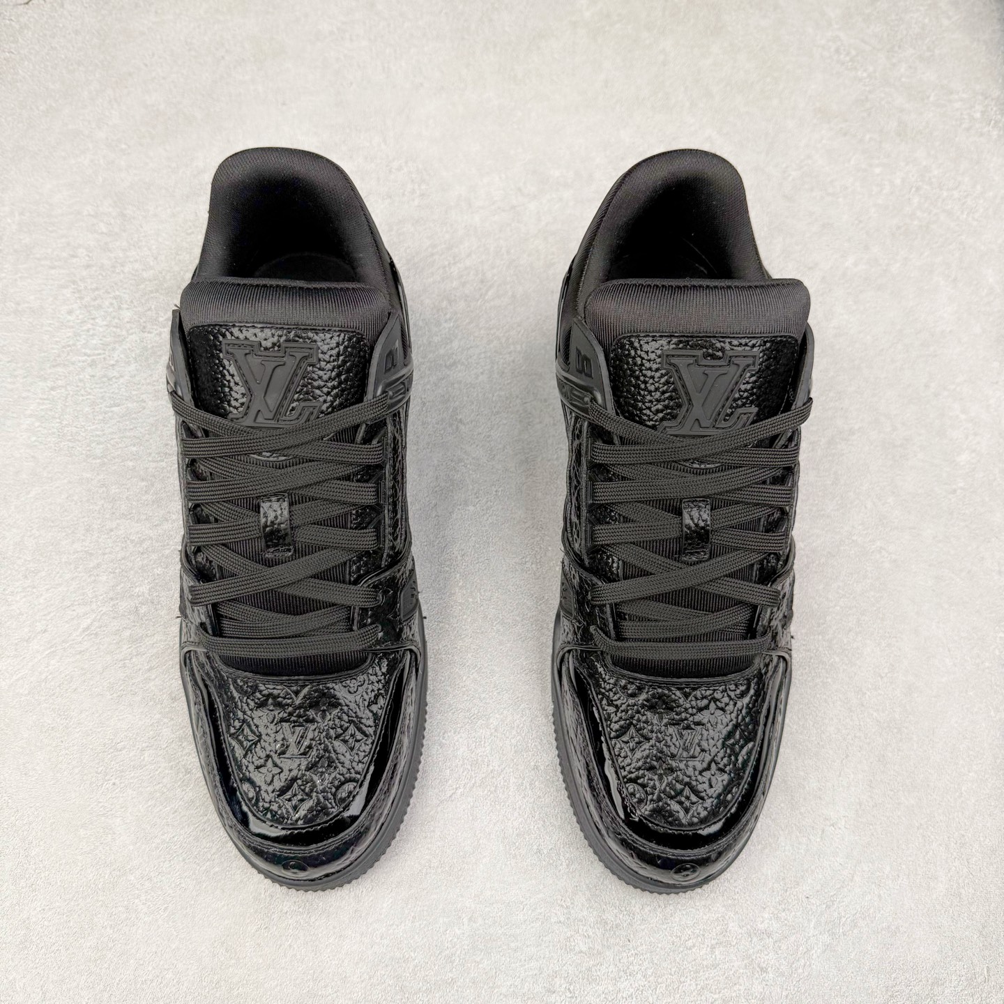 图片[2]-Louis Vuitton Trainer lv时装走秀运动鞋 完美鞋型超高的清洁度 零毛边线头瑕疵 全套原楦原纸版原鞋开模 全网最具灵魂的版型 正确原装黄色鞋盒 正确中底印花 鞋面印花3D高频深度立体 全鞋电脑针车 紧密相连 针距密度一致 环保乳胶注塑鞋垫 厚度脚感还原原版 皮面裁剪部位 统一油边封口工艺 原装橡胶大底含胶量大底组合零偏差 专柜全套包装 防尘袋 说明书 质保卡 男女鞋 尺码：35 36 37 38 39 40 41 42 43 44 45-选品中心