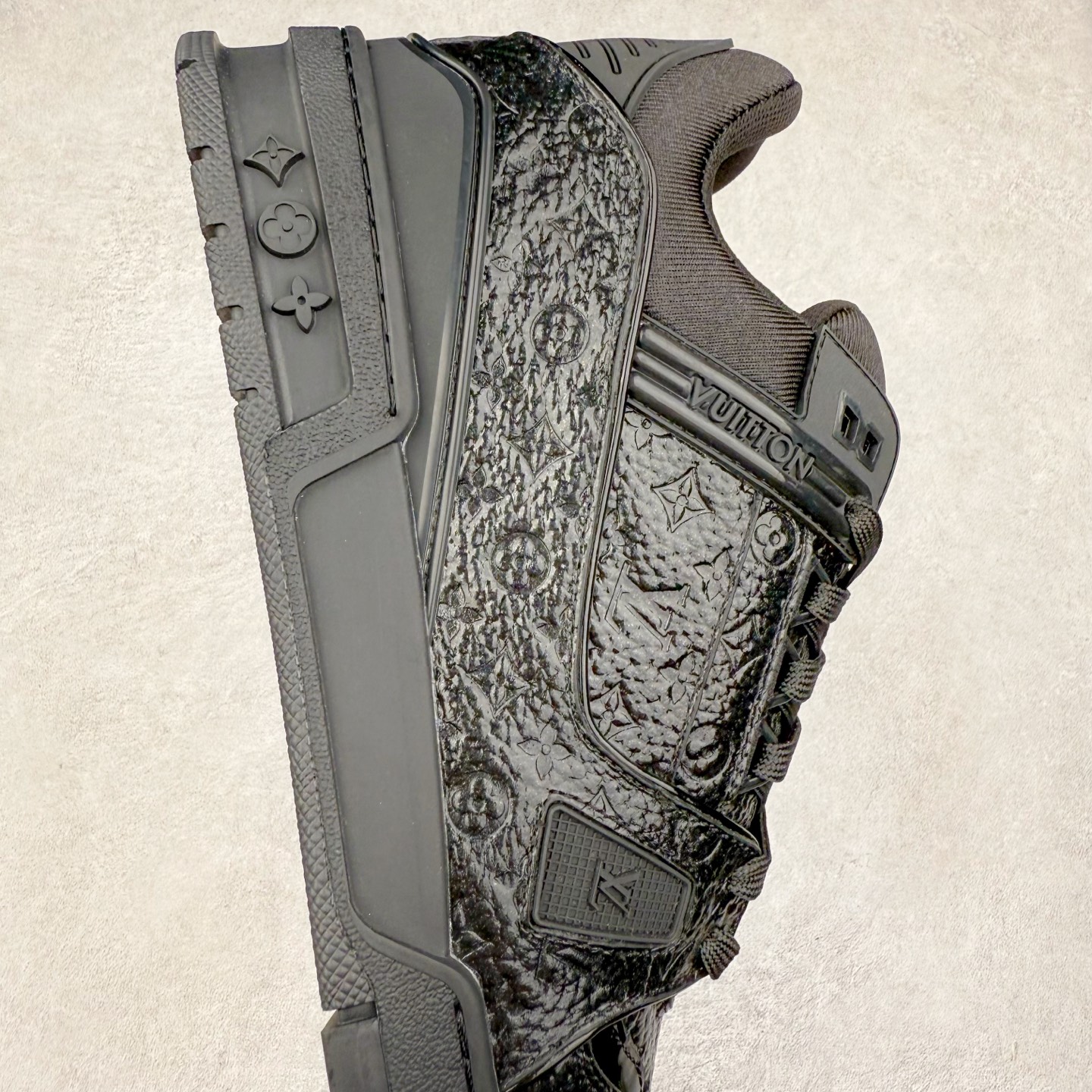 图片[6]-Louis Vuitton Trainer lv时装走秀运动鞋 完美鞋型超高的清洁度 零毛边线头瑕疵 全套原楦原纸版原鞋开模 全网最具灵魂的版型 正确原装黄色鞋盒 正确中底印花 鞋面印花3D高频深度立体 全鞋电脑针车 紧密相连 针距密度一致 环保乳胶注塑鞋垫 厚度脚感还原原版 皮面裁剪部位 统一油边封口工艺 原装橡胶大底含胶量大底组合零偏差 专柜全套包装 防尘袋 说明书 质保卡 男女鞋 尺码：35 36 37 38 39 40 41 42 43 44 45-选品中心