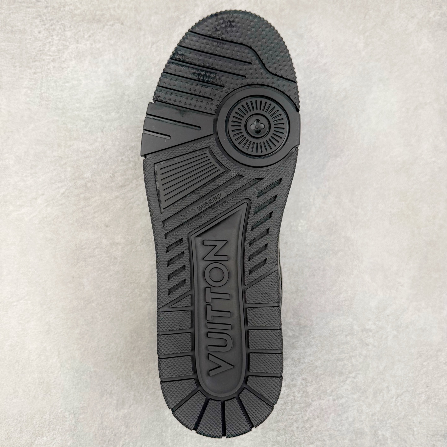 图片[9]-Louis Vuitton Trainer lv时装走秀运动鞋 完美鞋型超高的清洁度 零毛边线头瑕疵 全套原楦原纸版原鞋开模 全网最具灵魂的版型 正确原装黄色鞋盒 正确中底印花 鞋面印花3D高频深度立体 全鞋电脑针车 紧密相连 针距密度一致 环保乳胶注塑鞋垫 厚度脚感还原原版 皮面裁剪部位 统一油边封口工艺 原装橡胶大底含胶量大底组合零偏差 专柜全套包装 防尘袋 说明书 质保卡 男女鞋 尺码：35 36 37 38 39 40 41 42 43 44 45-选品中心