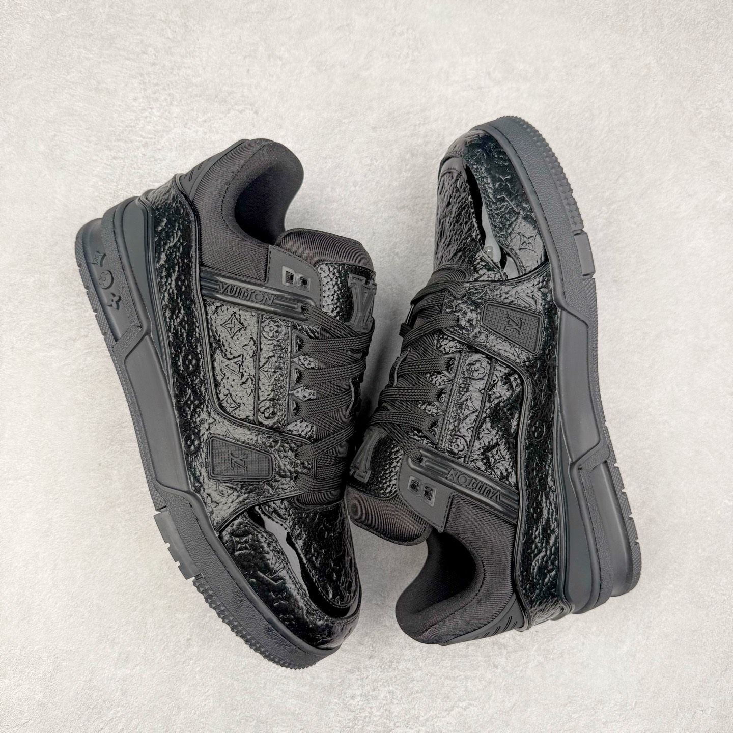 图片[3]-Louis Vuitton Trainer lv时装走秀运动鞋 完美鞋型超高的清洁度 零毛边线头瑕疵 全套原楦原纸版原鞋开模 全网最具灵魂的版型 正确原装黄色鞋盒 正确中底印花 鞋面印花3D高频深度立体 全鞋电脑针车 紧密相连 针距密度一致 环保乳胶注塑鞋垫 厚度脚感还原原版 皮面裁剪部位 统一油边封口工艺 原装橡胶大底含胶量大底组合零偏差 专柜全套包装 防尘袋 说明书 质保卡 男女鞋 尺码：35 36 37 38 39 40 41 42 43 44 45-选品中心