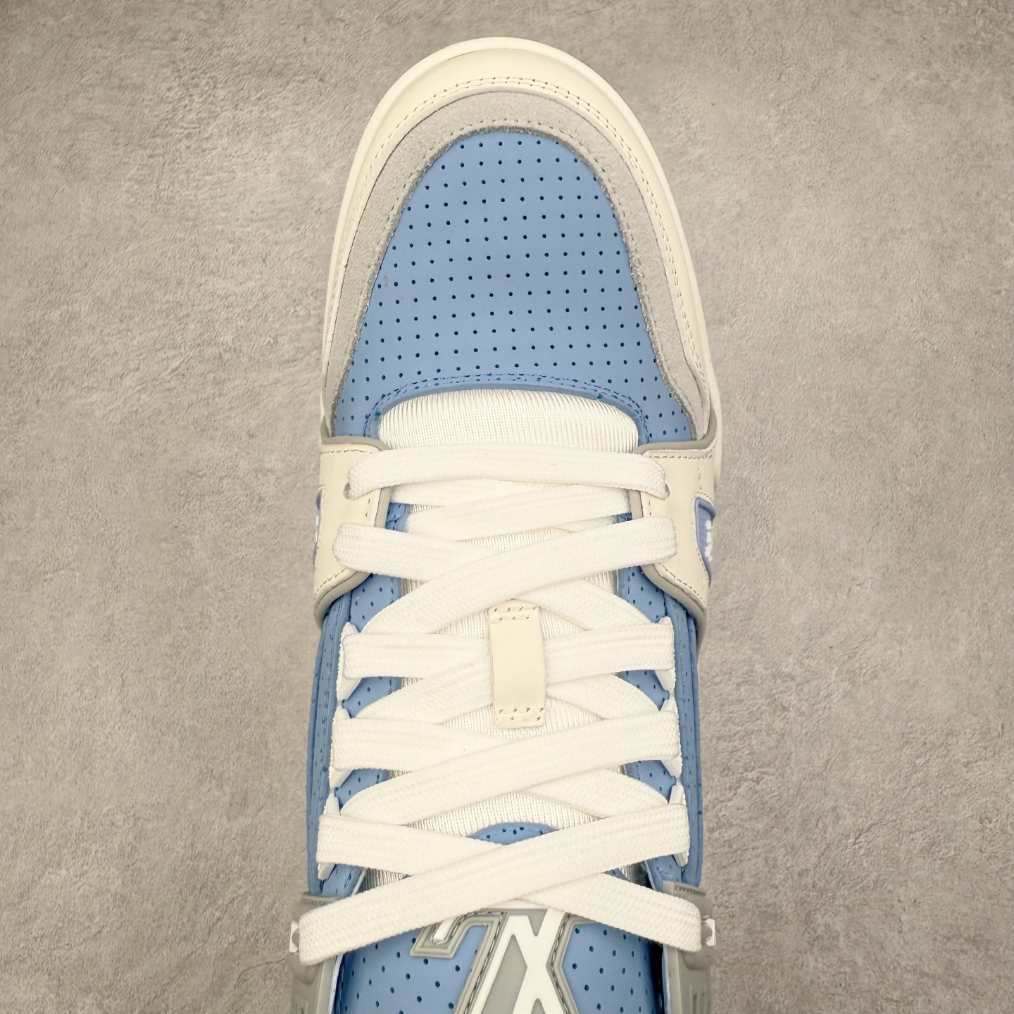 图片[4]-Louis Vuitton Trainer lv时装走秀运动鞋 完美鞋型超高的清洁度 零毛边线头瑕疵 全套原楦原纸版原鞋开模 全网最具灵魂的版型 正确原装黄色鞋盒 正确中底印花 鞋面印花3D高频深度立体 全鞋电脑针车 紧密相连 针距密度一致 环保乳胶注塑鞋垫 厚度脚感还原原版 皮面裁剪部位 统一油边封口工艺 原装橡胶大底含胶量大底组合零偏差 专柜全套包装 防尘袋 说明书 质保卡 男女鞋 尺码：35 36 37 38 39 40 41 42 43 44 45-选品中心