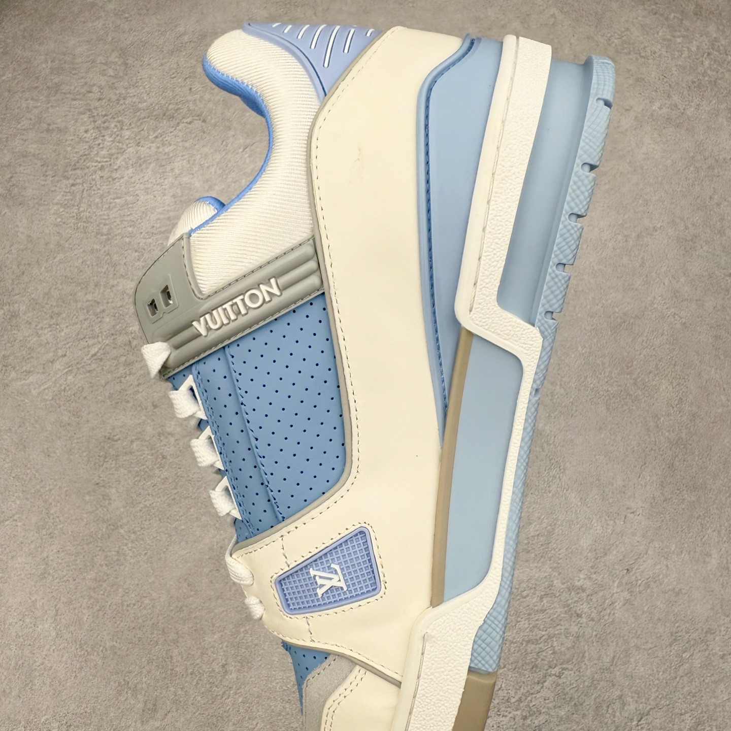 图片[7]-Louis Vuitton Trainer lv时装走秀运动鞋 完美鞋型超高的清洁度 零毛边线头瑕疵 全套原楦原纸版原鞋开模 全网最具灵魂的版型 正确原装黄色鞋盒 正确中底印花 鞋面印花3D高频深度立体 全鞋电脑针车 紧密相连 针距密度一致 环保乳胶注塑鞋垫 厚度脚感还原原版 皮面裁剪部位 统一油边封口工艺 原装橡胶大底含胶量大底组合零偏差 专柜全套包装 防尘袋 说明书 质保卡 男女鞋 尺码：35 36 37 38 39 40 41 42 43 44 45-选品中心