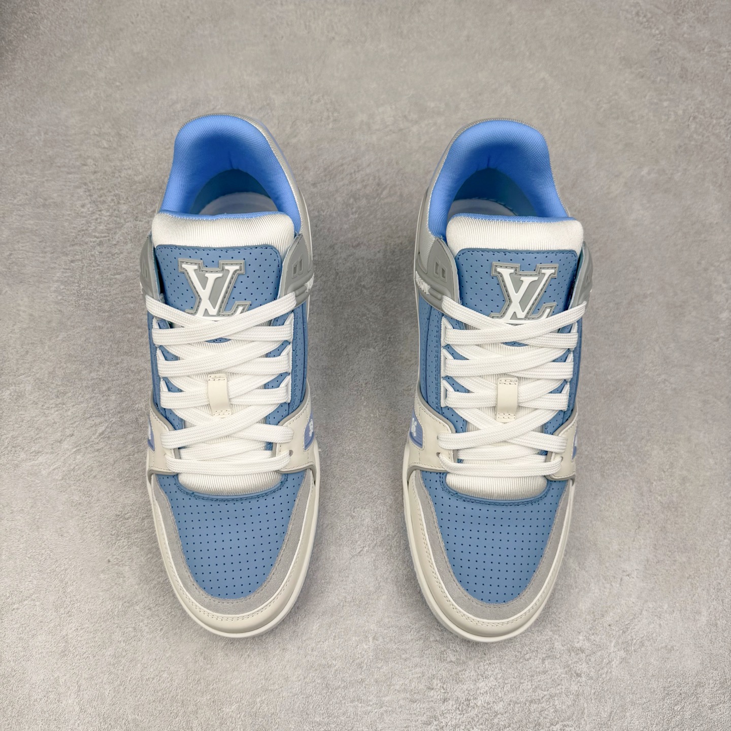 图片[2]-Louis Vuitton Trainer lv时装走秀运动鞋 完美鞋型超高的清洁度 零毛边线头瑕疵 全套原楦原纸版原鞋开模 全网最具灵魂的版型 正确原装黄色鞋盒 正确中底印花 鞋面印花3D高频深度立体 全鞋电脑针车 紧密相连 针距密度一致 环保乳胶注塑鞋垫 厚度脚感还原原版 皮面裁剪部位 统一油边封口工艺 原装橡胶大底含胶量大底组合零偏差 专柜全套包装 防尘袋 说明书 质保卡 男女鞋 尺码：35 36 37 38 39 40 41 42 43 44 45-选品中心