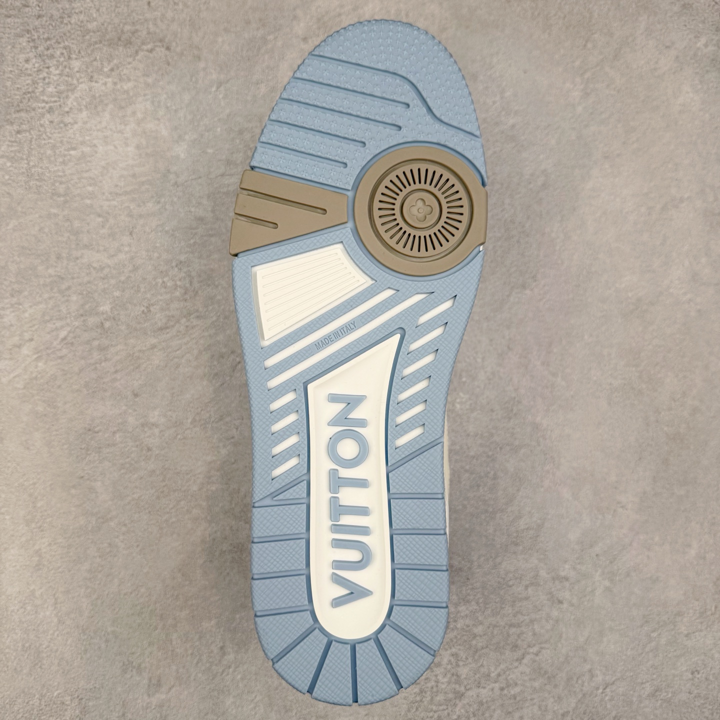 图片[9]-Louis Vuitton Trainer lv时装走秀运动鞋 完美鞋型超高的清洁度 零毛边线头瑕疵 全套原楦原纸版原鞋开模 全网最具灵魂的版型 正确原装黄色鞋盒 正确中底印花 鞋面印花3D高频深度立体 全鞋电脑针车 紧密相连 针距密度一致 环保乳胶注塑鞋垫 厚度脚感还原原版 皮面裁剪部位 统一油边封口工艺 原装橡胶大底含胶量大底组合零偏差 专柜全套包装 防尘袋 说明书 质保卡 男女鞋 尺码：35 36 37 38 39 40 41 42 43 44 45-选品中心