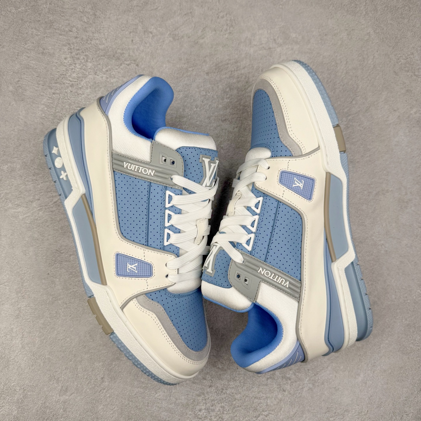 图片[3]-Louis Vuitton Trainer lv时装走秀运动鞋 完美鞋型超高的清洁度 零毛边线头瑕疵 全套原楦原纸版原鞋开模 全网最具灵魂的版型 正确原装黄色鞋盒 正确中底印花 鞋面印花3D高频深度立体 全鞋电脑针车 紧密相连 针距密度一致 环保乳胶注塑鞋垫 厚度脚感还原原版 皮面裁剪部位 统一油边封口工艺 原装橡胶大底含胶量大底组合零偏差 专柜全套包装 防尘袋 说明书 质保卡 男女鞋 尺码：35 36 37 38 39 40 41 42 43 44 45-选品中心