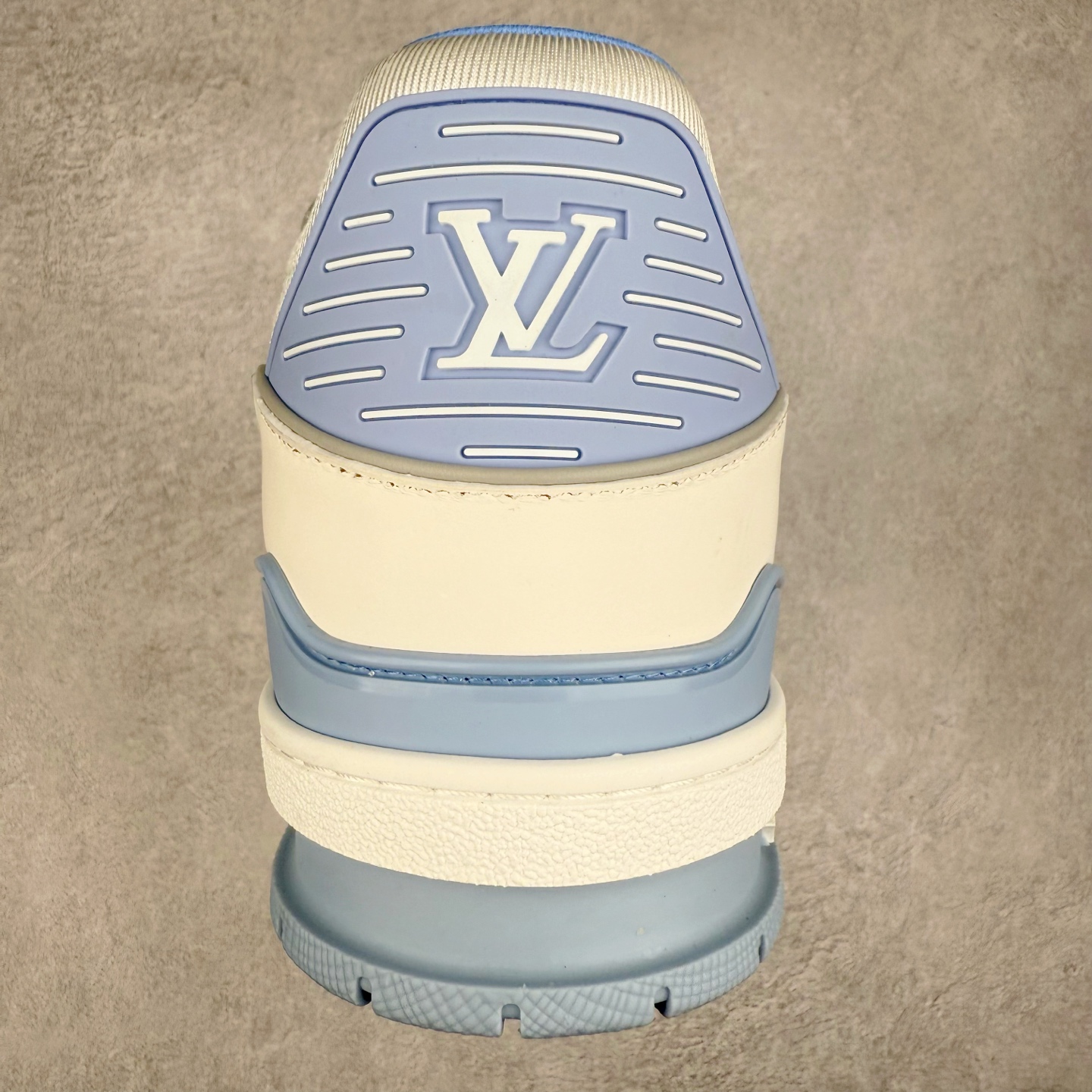 图片[8]-Louis Vuitton Trainer lv时装走秀运动鞋 完美鞋型超高的清洁度 零毛边线头瑕疵 全套原楦原纸版原鞋开模 全网最具灵魂的版型 正确原装黄色鞋盒 正确中底印花 鞋面印花3D高频深度立体 全鞋电脑针车 紧密相连 针距密度一致 环保乳胶注塑鞋垫 厚度脚感还原原版 皮面裁剪部位 统一油边封口工艺 原装橡胶大底含胶量大底组合零偏差 专柜全套包装 防尘袋 说明书 质保卡 男女鞋 尺码：35 36 37 38 39 40 41 42 43 44 45-选品中心