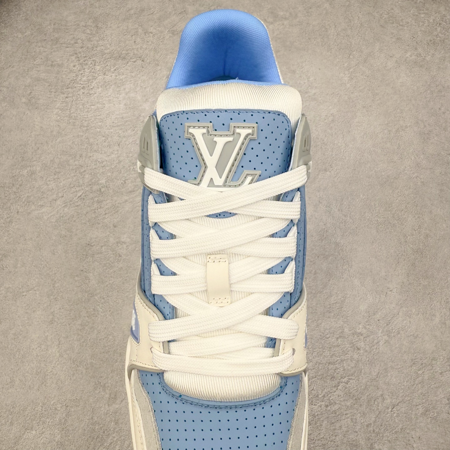 图片[5]-Louis Vuitton Trainer lv时装走秀运动鞋 完美鞋型超高的清洁度 零毛边线头瑕疵 全套原楦原纸版原鞋开模 全网最具灵魂的版型 正确原装黄色鞋盒 正确中底印花 鞋面印花3D高频深度立体 全鞋电脑针车 紧密相连 针距密度一致 环保乳胶注塑鞋垫 厚度脚感还原原版 皮面裁剪部位 统一油边封口工艺 原装橡胶大底含胶量大底组合零偏差 专柜全套包装 防尘袋 说明书 质保卡 男女鞋 尺码：35 36 37 38 39 40 41 42 43 44 45-选品中心