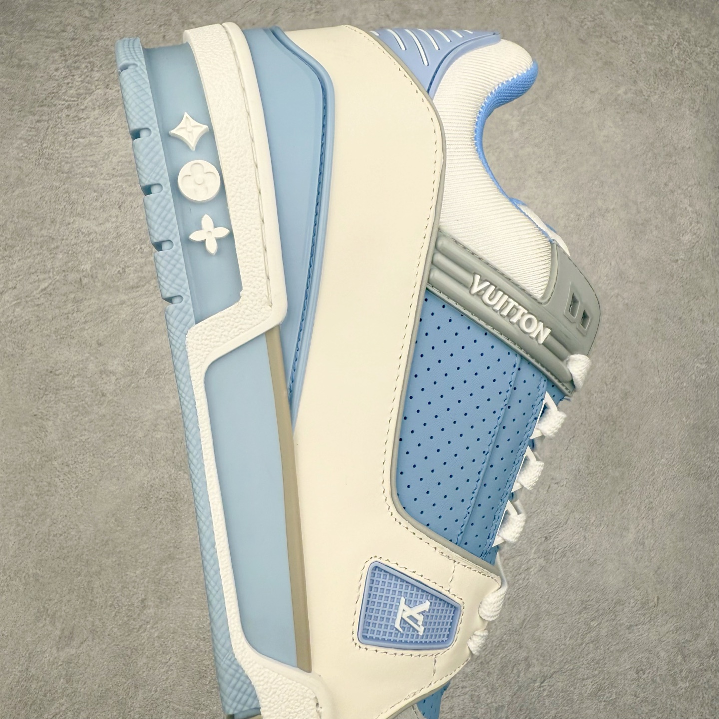 图片[6]-Louis Vuitton Trainer lv时装走秀运动鞋 完美鞋型超高的清洁度 零毛边线头瑕疵 全套原楦原纸版原鞋开模 全网最具灵魂的版型 正确原装黄色鞋盒 正确中底印花 鞋面印花3D高频深度立体 全鞋电脑针车 紧密相连 针距密度一致 环保乳胶注塑鞋垫 厚度脚感还原原版 皮面裁剪部位 统一油边封口工艺 原装橡胶大底含胶量大底组合零偏差 专柜全套包装 防尘袋 说明书 质保卡 男女鞋 尺码：35 36 37 38 39 40 41 42 43 44 45-选品中心