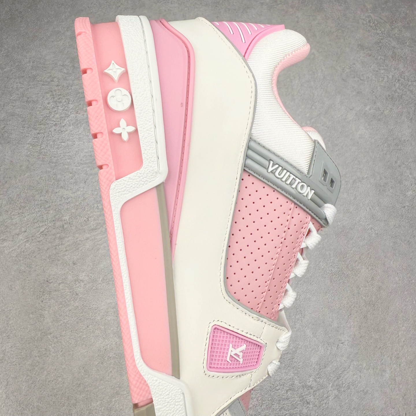 图片[6]-Louis Vuitton Trainer lv时装走秀运动鞋 完美鞋型超高的清洁度 零毛边线头瑕疵 全套原楦原纸版原鞋开模 全网最具灵魂的版型 正确原装黄色鞋盒 正确中底印花 鞋面印花3D高频深度立体 全鞋电脑针车 紧密相连 针距密度一致 环保乳胶注塑鞋垫 厚度脚感还原原版 皮面裁剪部位 统一油边封口工艺 原装橡胶大底含胶量大底组合零偏差 专柜全套包装 防尘袋 说明书 质保卡 男女鞋 尺码：35 36 37 38 39 40 41 42 43 44 45-选品中心