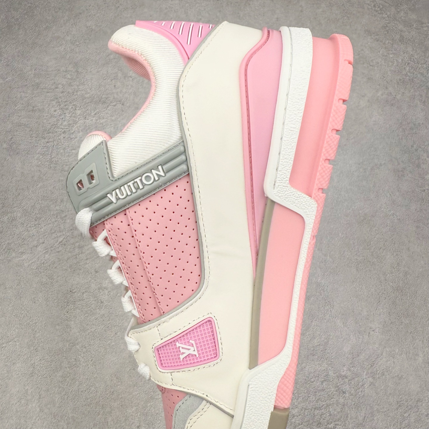 图片[7]-Louis Vuitton Trainer lv时装走秀运动鞋 完美鞋型超高的清洁度 零毛边线头瑕疵 全套原楦原纸版原鞋开模 全网最具灵魂的版型 正确原装黄色鞋盒 正确中底印花 鞋面印花3D高频深度立体 全鞋电脑针车 紧密相连 针距密度一致 环保乳胶注塑鞋垫 厚度脚感还原原版 皮面裁剪部位 统一油边封口工艺 原装橡胶大底含胶量大底组合零偏差 专柜全套包装 防尘袋 说明书 质保卡 男女鞋 尺码：35 36 37 38 39 40 41 42 43 44 45-选品中心