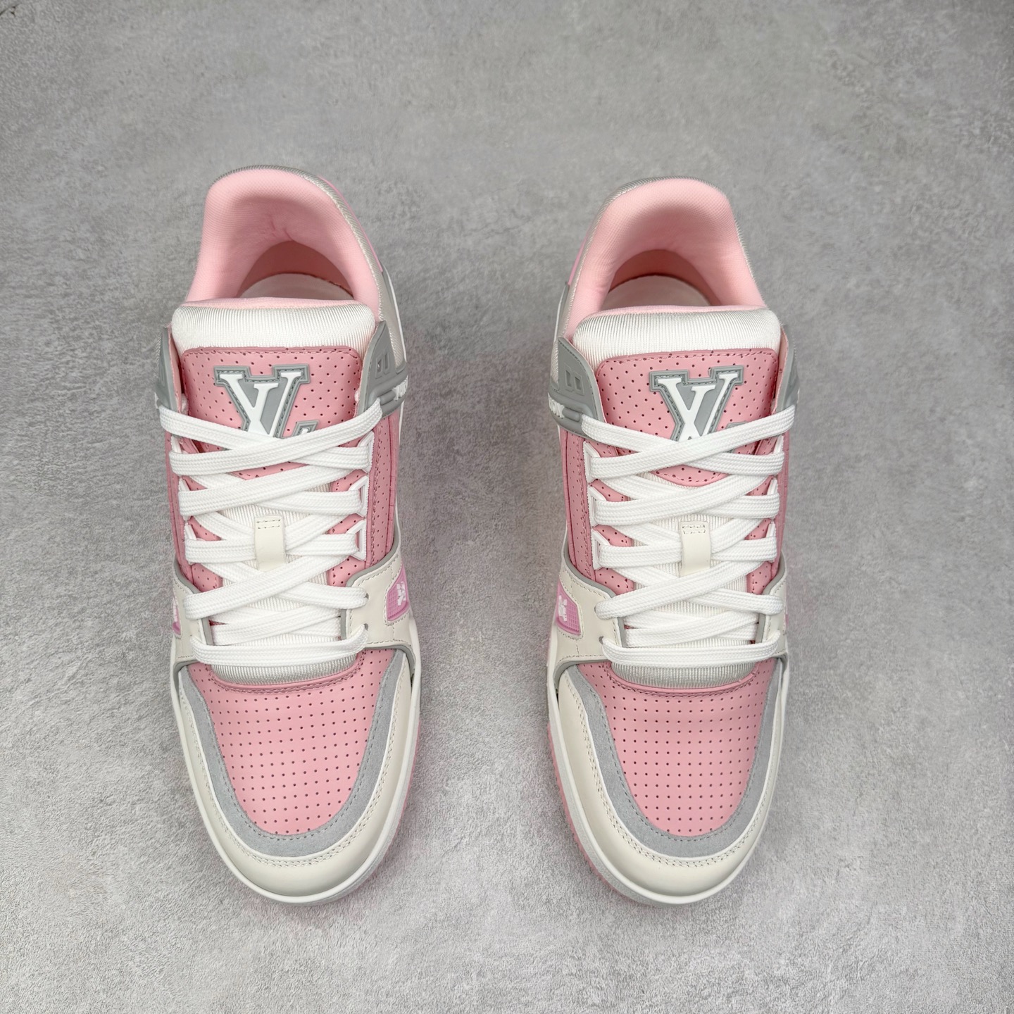 图片[2]-Louis Vuitton Trainer lv时装走秀运动鞋 完美鞋型超高的清洁度 零毛边线头瑕疵 全套原楦原纸版原鞋开模 全网最具灵魂的版型 正确原装黄色鞋盒 正确中底印花 鞋面印花3D高频深度立体 全鞋电脑针车 紧密相连 针距密度一致 环保乳胶注塑鞋垫 厚度脚感还原原版 皮面裁剪部位 统一油边封口工艺 原装橡胶大底含胶量大底组合零偏差 专柜全套包装 防尘袋 说明书 质保卡 男女鞋 尺码：35 36 37 38 39 40 41 42 43 44 45-选品中心