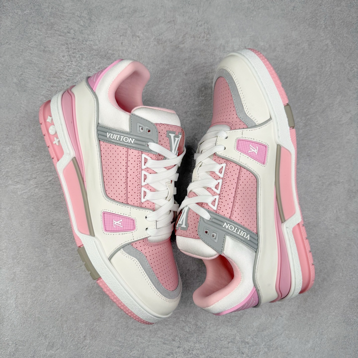 图片[3]-Louis Vuitton Trainer lv时装走秀运动鞋 完美鞋型超高的清洁度 零毛边线头瑕疵 全套原楦原纸版原鞋开模 全网最具灵魂的版型 正确原装黄色鞋盒 正确中底印花 鞋面印花3D高频深度立体 全鞋电脑针车 紧密相连 针距密度一致 环保乳胶注塑鞋垫 厚度脚感还原原版 皮面裁剪部位 统一油边封口工艺 原装橡胶大底含胶量大底组合零偏差 专柜全套包装 防尘袋 说明书 质保卡 男女鞋 尺码：35 36 37 38 39 40 41 42 43 44 45-选品中心