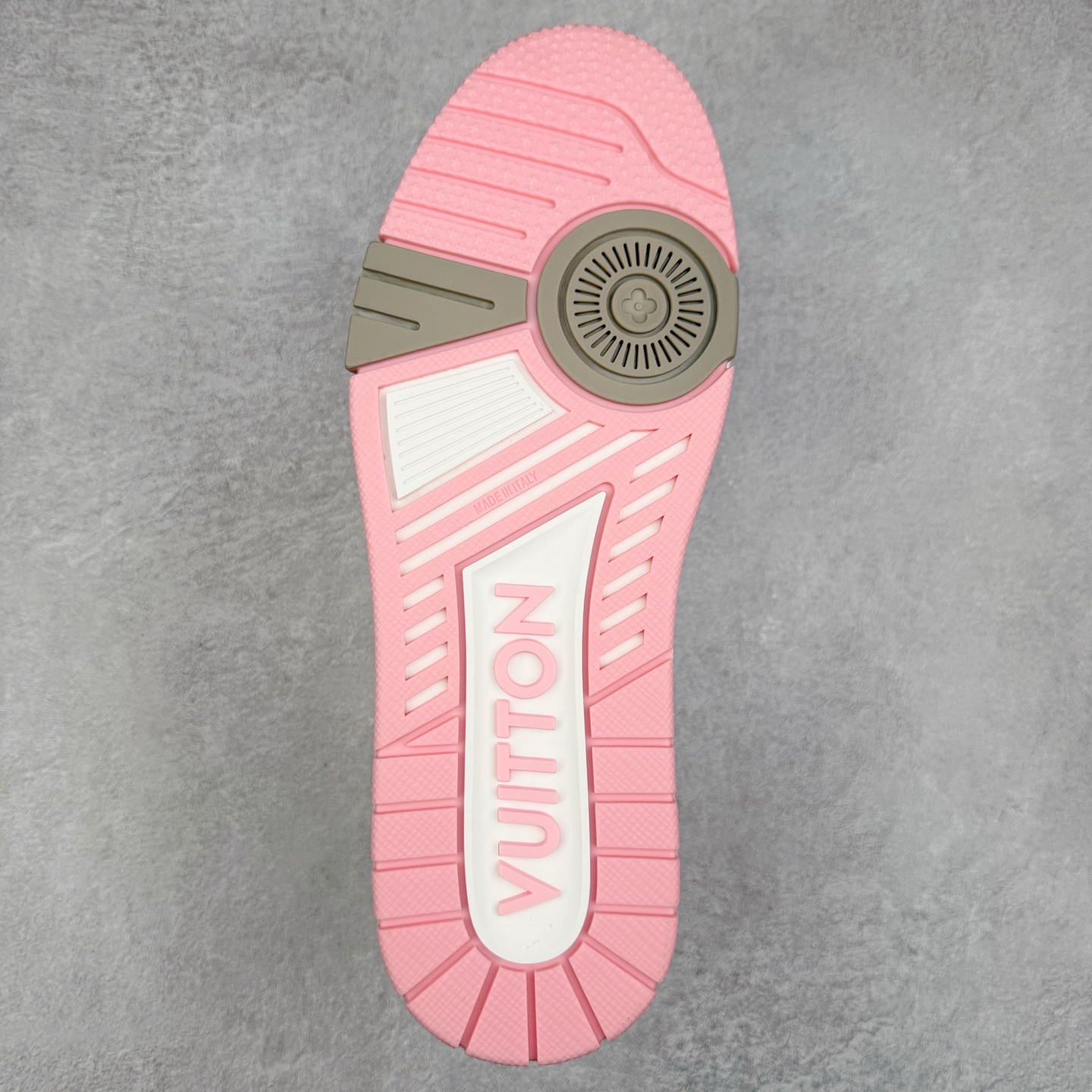 图片[9]-Louis Vuitton Trainer lv时装走秀运动鞋 完美鞋型超高的清洁度 零毛边线头瑕疵 全套原楦原纸版原鞋开模 全网最具灵魂的版型 正确原装黄色鞋盒 正确中底印花 鞋面印花3D高频深度立体 全鞋电脑针车 紧密相连 针距密度一致 环保乳胶注塑鞋垫 厚度脚感还原原版 皮面裁剪部位 统一油边封口工艺 原装橡胶大底含胶量大底组合零偏差 专柜全套包装 防尘袋 说明书 质保卡 男女鞋 尺码：35 36 37 38 39 40 41 42 43 44 45-选品中心