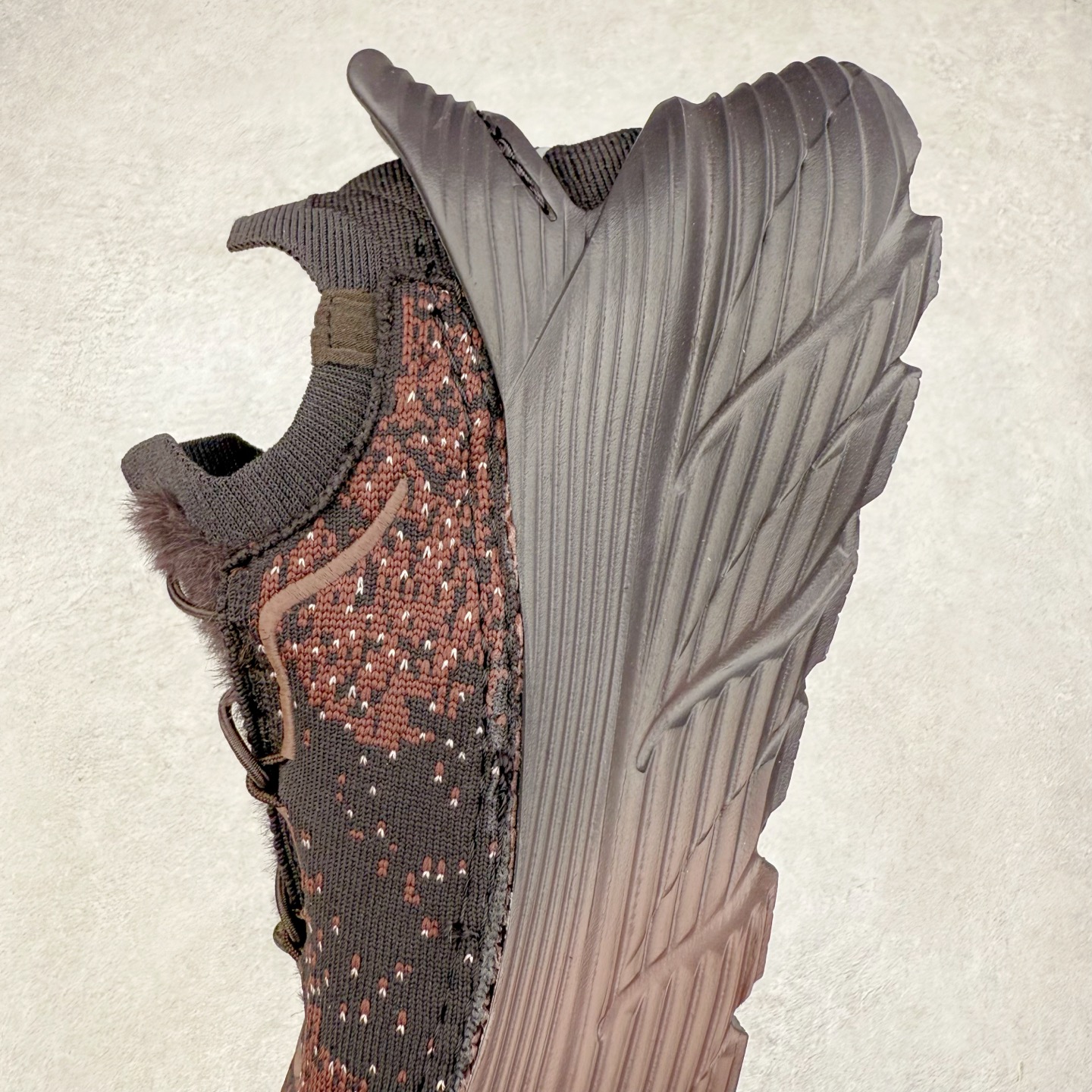 图片[7]-paria FARZANEH x HOKA ONE ONE Restore TC Chukka 柔软舒适防滑耐磨中帮生活休闲鞋 男女同款 HOKA ONE ONE是来自美国的跑步鞋知名品牌，创立于2009年，始终致力于为所有跑者提供更新、更好的跑步装备。相比常规跑鞋，HOKA ONE ONE特别研发使用性能独特的几何形跑鞋中底，此种鞋底更厚、更高、回弹性也更好，除了卓越的缓冲性能，它还能为各种阶段的跑者带来更具动感、更加稳定的跑步体验。HOKAONE ONE从设计之初就清楚意识到，要保证跑者步幅的均匀一致，双脚自然而然的运动至关重要。实拍调校N版已经零色差零失真 百分百还原实物色彩所见即所得 不存在货不对板色差等低级问题 选购参考实物拍摄 不混卖不参货 只用心做好货严格选品 承诺混一赔十 尺码：36 36.5 37.5 38 38.5 39 40 40.5 41 42 42.5 43 44 44.5 45-选品中心