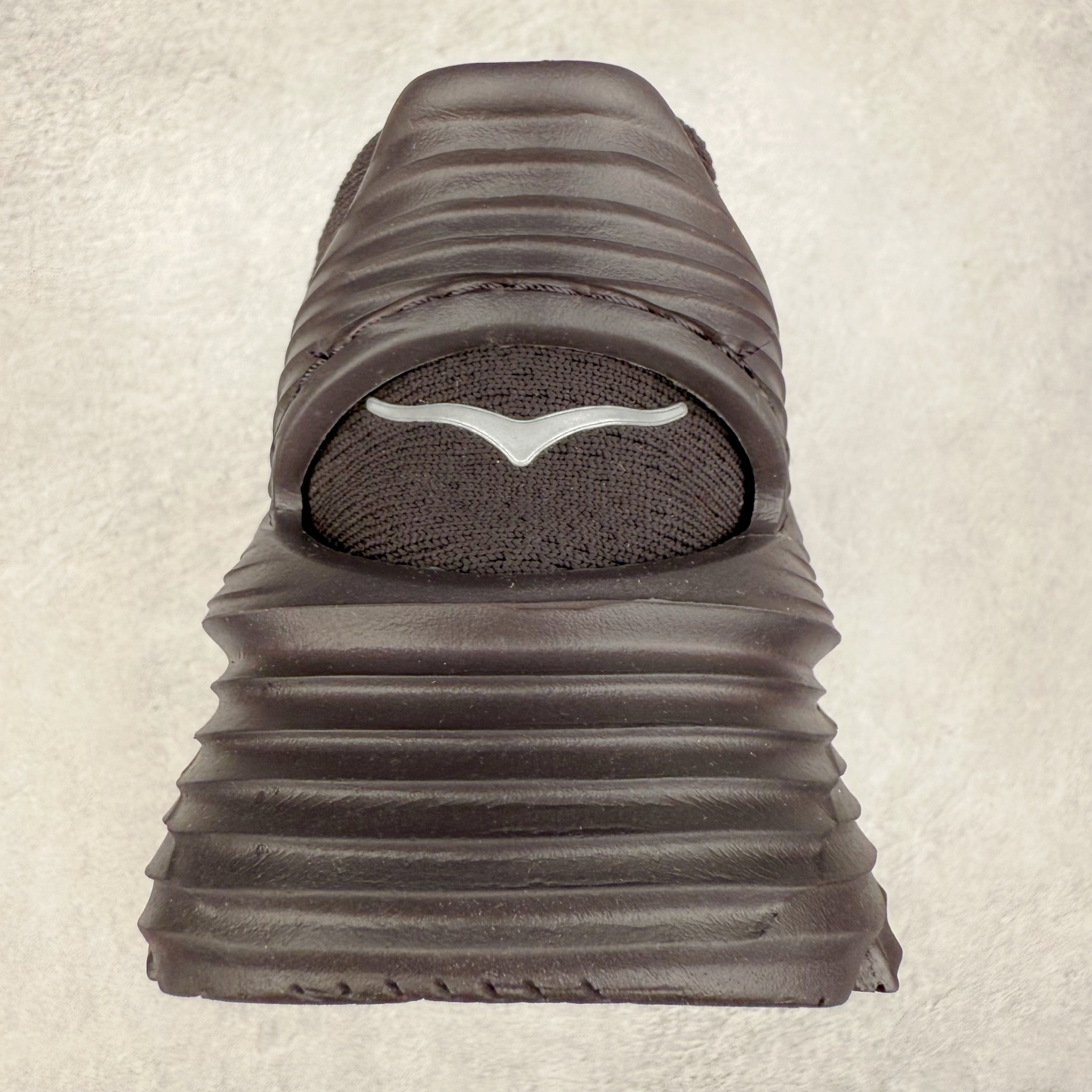 图片[8]-paria FARZANEH x HOKA ONE ONE Restore TC Chukka 柔软舒适防滑耐磨中帮生活休闲鞋 男女同款 HOKA ONE ONE是来自美国的跑步鞋知名品牌，创立于2009年，始终致力于为所有跑者提供更新、更好的跑步装备。相比常规跑鞋，HOKA ONE ONE特别研发使用性能独特的几何形跑鞋中底，此种鞋底更厚、更高、回弹性也更好，除了卓越的缓冲性能，它还能为各种阶段的跑者带来更具动感、更加稳定的跑步体验。HOKAONE ONE从设计之初就清楚意识到，要保证跑者步幅的均匀一致，双脚自然而然的运动至关重要。实拍调校N版已经零色差零失真 百分百还原实物色彩所见即所得 不存在货不对板色差等低级问题 选购参考实物拍摄 不混卖不参货 只用心做好货严格选品 承诺混一赔十 尺码：36 36.5 37.5 38 38.5 39 40 40.5 41 42 42.5 43 44 44.5 45-选品中心