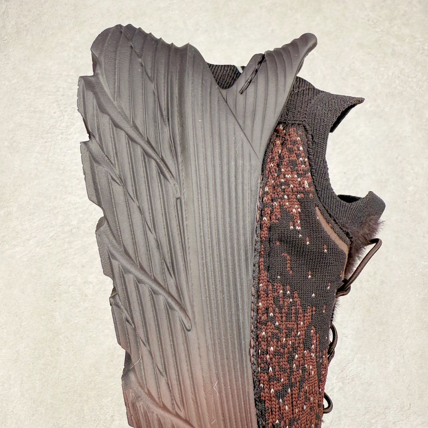 图片[6]-paria FARZANEH x HOKA ONE ONE Restore TC Chukka 柔软舒适防滑耐磨中帮生活休闲鞋 男女同款 HOKA ONE ONE是来自美国的跑步鞋知名品牌，创立于2009年，始终致力于为所有跑者提供更新、更好的跑步装备。相比常规跑鞋，HOKA ONE ONE特别研发使用性能独特的几何形跑鞋中底，此种鞋底更厚、更高、回弹性也更好，除了卓越的缓冲性能，它还能为各种阶段的跑者带来更具动感、更加稳定的跑步体验。HOKAONE ONE从设计之初就清楚意识到，要保证跑者步幅的均匀一致，双脚自然而然的运动至关重要。实拍调校N版已经零色差零失真 百分百还原实物色彩所见即所得 不存在货不对板色差等低级问题 选购参考实物拍摄 不混卖不参货 只用心做好货严格选品 承诺混一赔十 尺码：36 36.5 37.5 38 38.5 39 40 40.5 41 42 42.5 43 44 44.5 45-选品中心