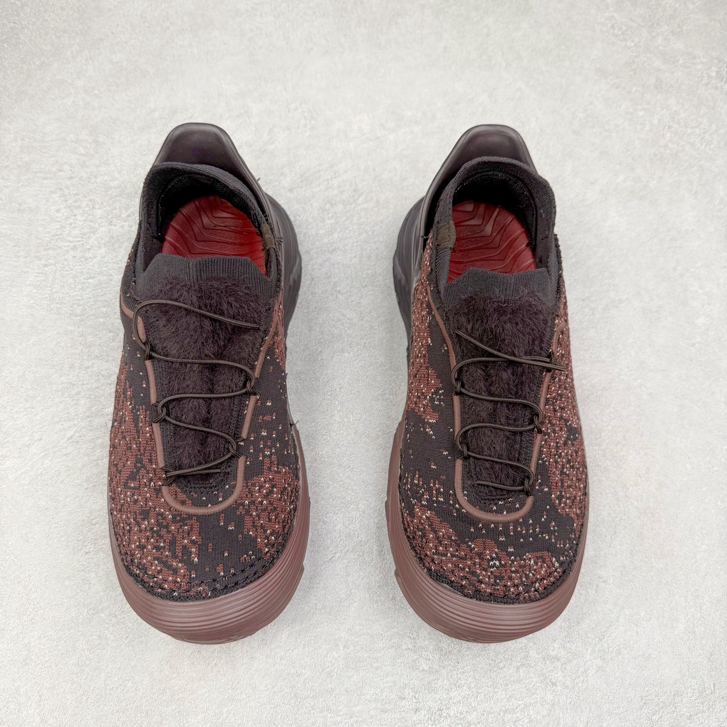 图片[2]-paria FARZANEH x HOKA ONE ONE Restore TC Chukka 柔软舒适防滑耐磨中帮生活休闲鞋 男女同款 HOKA ONE ONE是来自美国的跑步鞋知名品牌，创立于2009年，始终致力于为所有跑者提供更新、更好的跑步装备。相比常规跑鞋，HOKA ONE ONE特别研发使用性能独特的几何形跑鞋中底，此种鞋底更厚、更高、回弹性也更好，除了卓越的缓冲性能，它还能为各种阶段的跑者带来更具动感、更加稳定的跑步体验。HOKAONE ONE从设计之初就清楚意识到，要保证跑者步幅的均匀一致，双脚自然而然的运动至关重要。实拍调校N版已经零色差零失真 百分百还原实物色彩所见即所得 不存在货不对板色差等低级问题 选购参考实物拍摄 不混卖不参货 只用心做好货严格选品 承诺混一赔十 尺码：36 36.5 37.5 38 38.5 39 40 40.5 41 42 42.5 43 44 44.5 45-选品中心