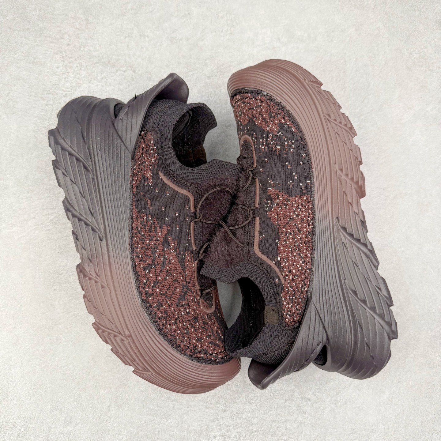 图片[3]-paria FARZANEH x HOKA ONE ONE Restore TC Chukka 柔软舒适防滑耐磨中帮生活休闲鞋 男女同款 HOKA ONE ONE是来自美国的跑步鞋知名品牌，创立于2009年，始终致力于为所有跑者提供更新、更好的跑步装备。相比常规跑鞋，HOKA ONE ONE特别研发使用性能独特的几何形跑鞋中底，此种鞋底更厚、更高、回弹性也更好，除了卓越的缓冲性能，它还能为各种阶段的跑者带来更具动感、更加稳定的跑步体验。HOKAONE ONE从设计之初就清楚意识到，要保证跑者步幅的均匀一致，双脚自然而然的运动至关重要。实拍调校N版已经零色差零失真 百分百还原实物色彩所见即所得 不存在货不对板色差等低级问题 选购参考实物拍摄 不混卖不参货 只用心做好货严格选品 承诺混一赔十 尺码：36 36.5 37.5 38 38.5 39 40 40.5 41 42 42.5 43 44 44.5 45-选品中心