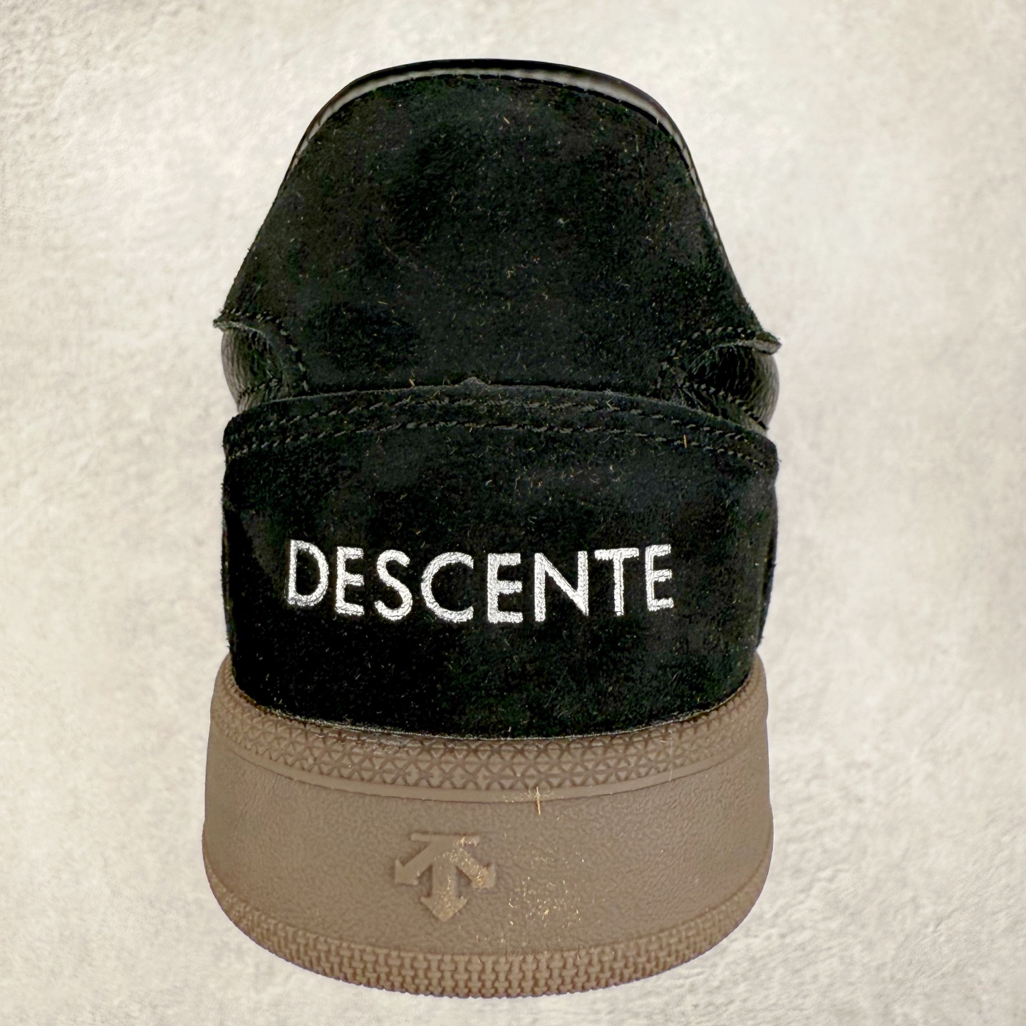 图片[8]-DESCENTE 迪桑特复古拼接舒适百搭耐磨低帮生活休闲鞋 DESCENTE（迪桑特）创立于1935年，品牌名取自法语词汇，意为“滑降”。品牌箭头标识代表滑雪的三种技术“高速直线滑行”、“穿越”和“侧滑”，也寓意品牌在打造高端专业运动产品中不断追求完美的创新精神，致力于成为中国高端专业滑雪、综训、女子、铁人三项、高尔夫的第一品牌。实拍调校N版已经零色差零失真 百分百还原实物色彩所见即所得 不存在货不对板色差等低级问题 选购参考实物拍摄 不混卖不参货 只用心做好货严格选品 承诺混一赔十 尺码：36 36.5 37.5 38 38.5 39 40 40.5 41 42 42.5 43 44 44.5 45-选品中心