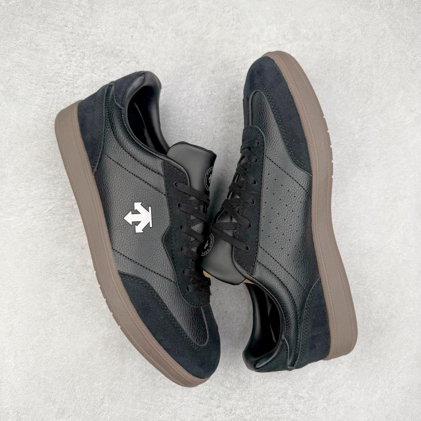 图片[3]-DESCENTE 迪桑特复古拼接舒适百搭耐磨低帮生活休闲鞋 DESCENTE（迪桑特）创立于1935年，品牌名取自法语词汇，意为“滑降”。品牌箭头标识代表滑雪的三种技术“高速直线滑行”、“穿越”和“侧滑”，也寓意品牌在打造高端专业运动产品中不断追求完美的创新精神，致力于成为中国高端专业滑雪、综训、女子、铁人三项、高尔夫的第一品牌。实拍调校N版已经零色差零失真 百分百还原实物色彩所见即所得 不存在货不对板色差等低级问题 选购参考实物拍摄 不混卖不参货 只用心做好货严格选品 承诺混一赔十 尺码：36 36.5 37.5 38 38.5 39 40 40.5 41 42 42.5 43 44 44.5 45-选品中心