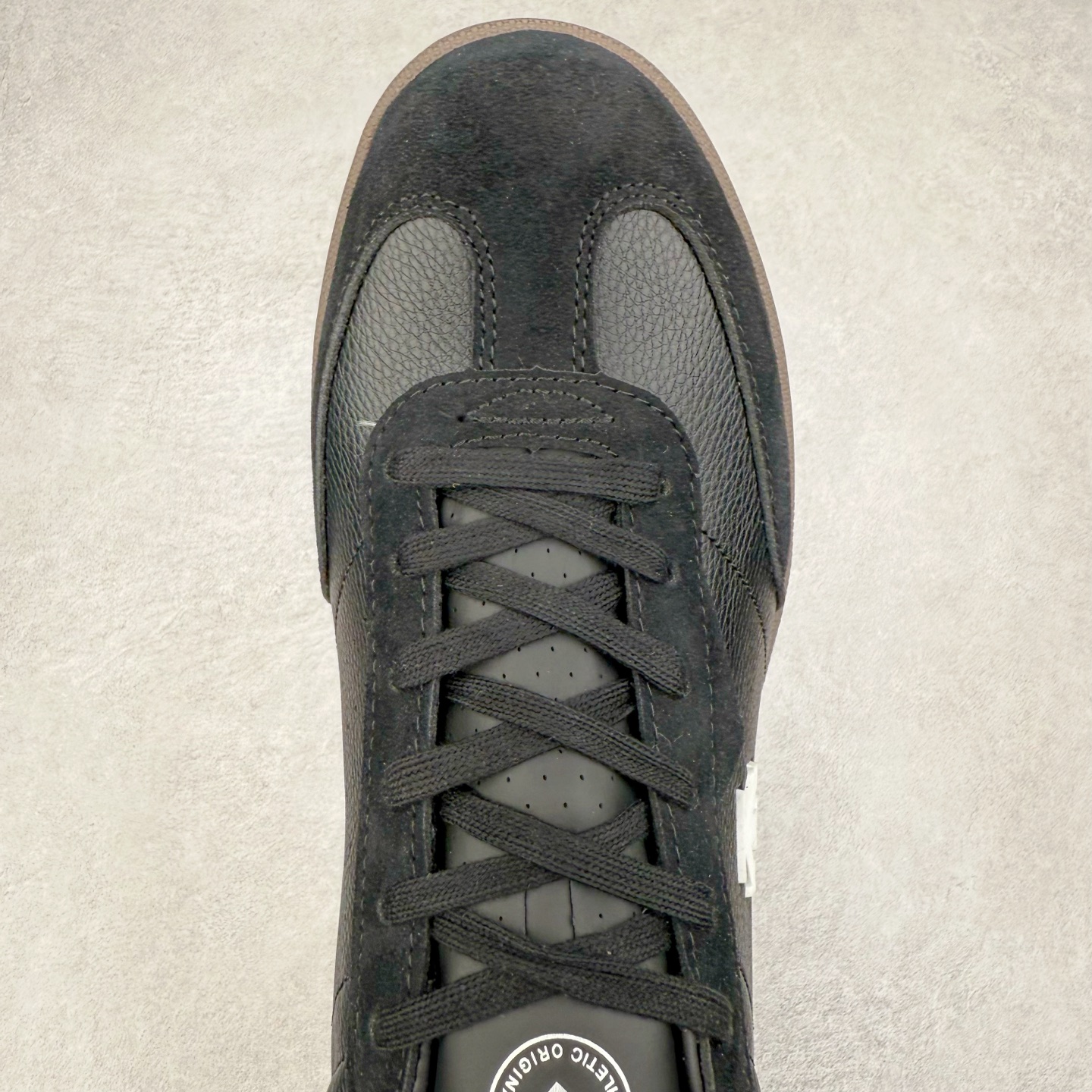 图片[4]-DESCENTE 迪桑特复古拼接舒适百搭耐磨低帮生活休闲鞋 DESCENTE（迪桑特）创立于1935年，品牌名取自法语词汇，意为“滑降”。品牌箭头标识代表滑雪的三种技术“高速直线滑行”、“穿越”和“侧滑”，也寓意品牌在打造高端专业运动产品中不断追求完美的创新精神，致力于成为中国高端专业滑雪、综训、女子、铁人三项、高尔夫的第一品牌。实拍调校N版已经零色差零失真 百分百还原实物色彩所见即所得 不存在货不对板色差等低级问题 选购参考实物拍摄 不混卖不参货 只用心做好货严格选品 承诺混一赔十 尺码：36 36.5 37.5 38 38.5 39 40 40.5 41 42 42.5 43 44 44.5 45-选品中心