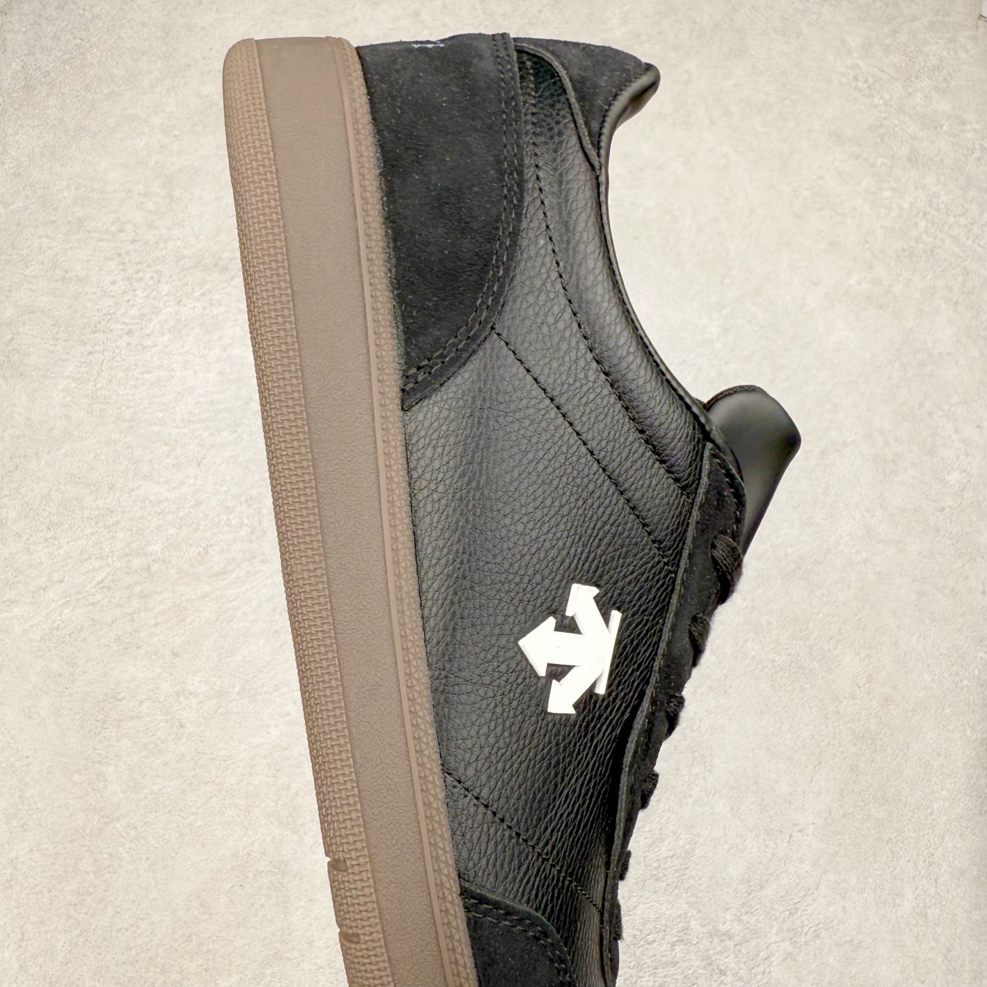 图片[6]-DESCENTE 迪桑特复古拼接舒适百搭耐磨低帮生活休闲鞋 DESCENTE（迪桑特）创立于1935年，品牌名取自法语词汇，意为“滑降”。品牌箭头标识代表滑雪的三种技术“高速直线滑行”、“穿越”和“侧滑”，也寓意品牌在打造高端专业运动产品中不断追求完美的创新精神，致力于成为中国高端专业滑雪、综训、女子、铁人三项、高尔夫的第一品牌。实拍调校N版已经零色差零失真 百分百还原实物色彩所见即所得 不存在货不对板色差等低级问题 选购参考实物拍摄 不混卖不参货 只用心做好货严格选品 承诺混一赔十 尺码：36 36.5 37.5 38 38.5 39 40 40.5 41 42 42.5 43 44 44.5 45-选品中心