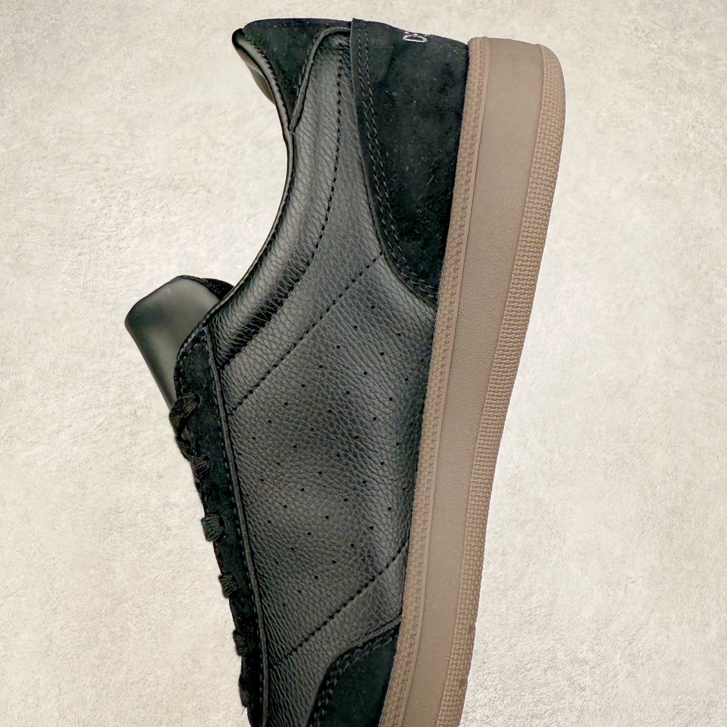 图片[7]-DESCENTE 迪桑特复古拼接舒适百搭耐磨低帮生活休闲鞋 DESCENTE（迪桑特）创立于1935年，品牌名取自法语词汇，意为“滑降”。品牌箭头标识代表滑雪的三种技术“高速直线滑行”、“穿越”和“侧滑”，也寓意品牌在打造高端专业运动产品中不断追求完美的创新精神，致力于成为中国高端专业滑雪、综训、女子、铁人三项、高尔夫的第一品牌。实拍调校N版已经零色差零失真 百分百还原实物色彩所见即所得 不存在货不对板色差等低级问题 选购参考实物拍摄 不混卖不参货 只用心做好货严格选品 承诺混一赔十 尺码：36 36.5 37.5 38 38.5 39 40 40.5 41 42 42.5 43 44 44.5 45-选品中心