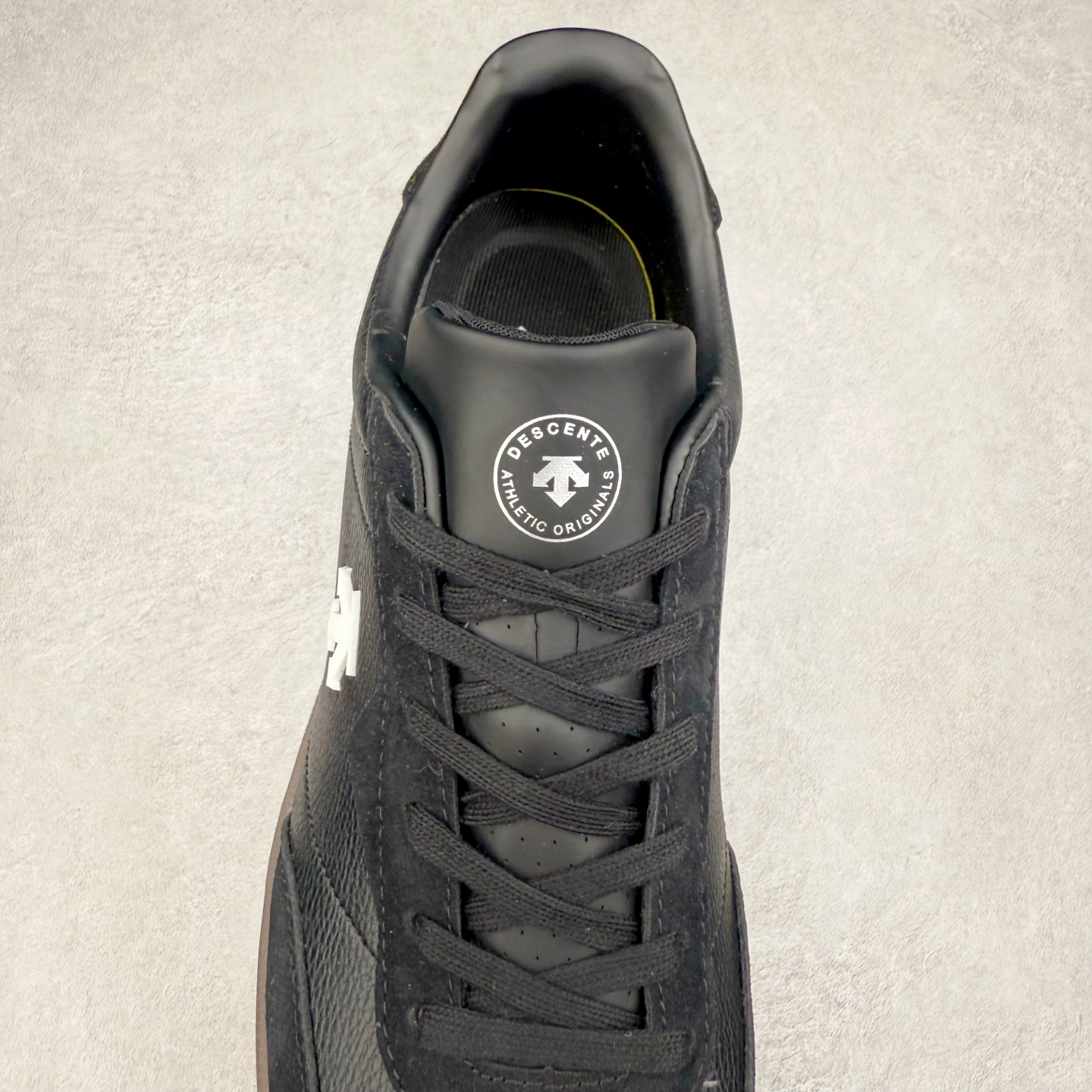 图片[5]-DESCENTE 迪桑特复古拼接舒适百搭耐磨低帮生活休闲鞋 DESCENTE（迪桑特）创立于1935年，品牌名取自法语词汇，意为“滑降”。品牌箭头标识代表滑雪的三种技术“高速直线滑行”、“穿越”和“侧滑”，也寓意品牌在打造高端专业运动产品中不断追求完美的创新精神，致力于成为中国高端专业滑雪、综训、女子、铁人三项、高尔夫的第一品牌。实拍调校N版已经零色差零失真 百分百还原实物色彩所见即所得 不存在货不对板色差等低级问题 选购参考实物拍摄 不混卖不参货 只用心做好货严格选品 承诺混一赔十 尺码：36 36.5 37.5 38 38.5 39 40 40.5 41 42 42.5 43 44 44.5 45-选品中心