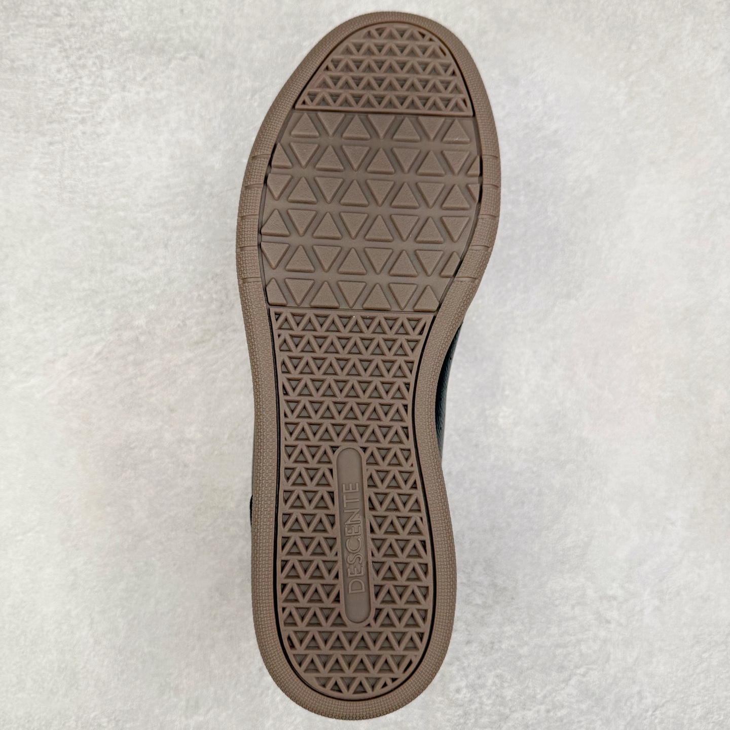 图片[9]-DESCENTE 迪桑特复古拼接舒适百搭耐磨低帮生活休闲鞋 DESCENTE（迪桑特）创立于1935年，品牌名取自法语词汇，意为“滑降”。品牌箭头标识代表滑雪的三种技术“高速直线滑行”、“穿越”和“侧滑”，也寓意品牌在打造高端专业运动产品中不断追求完美的创新精神，致力于成为中国高端专业滑雪、综训、女子、铁人三项、高尔夫的第一品牌。实拍调校N版已经零色差零失真 百分百还原实物色彩所见即所得 不存在货不对板色差等低级问题 选购参考实物拍摄 不混卖不参货 只用心做好货严格选品 承诺混一赔十 尺码：36 36.5 37.5 38 38.5 39 40 40.5 41 42 42.5 43 44 44.5 45-选品中心