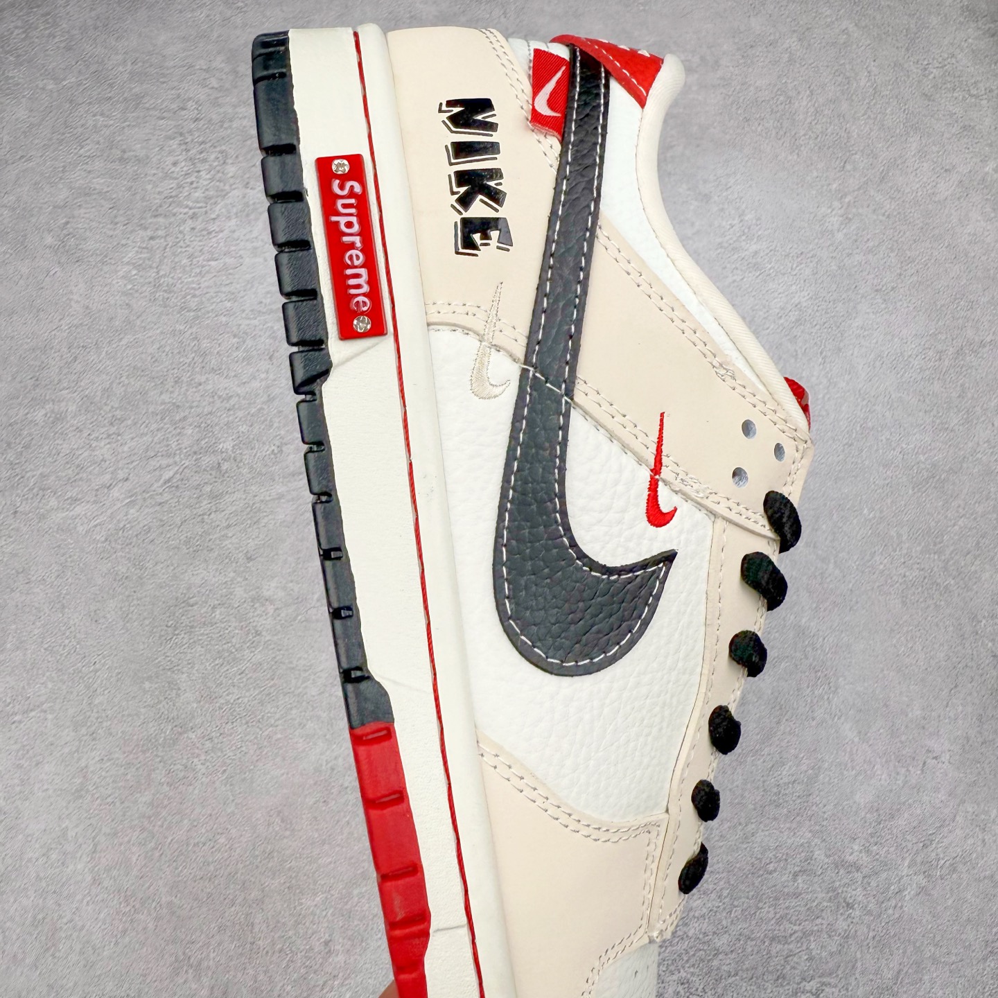 图片[6]-NK Dunk Low 定制配色 SC9027-427 大厂出品 极力推荐 原装头层材料 独家版型蒸餾加工帶來的是更好的视觉和脚感体验大厂纯原品质出货 清洁度 电绣工艺 皮料切割干净无任何毛边 细节完美 实拍调校N版已经零色差零失真 百分百还原实物色彩所见即所得 不存在货不对板色差等低级问题 选购参考实物拍摄 不混卖不参货 只用心做好货严格选品 承诺混一赔十 尺码：36 36.5 37.5 38 38.5 39 40 40.5 41 42 42.5 43 44 44.5 45-选品中心