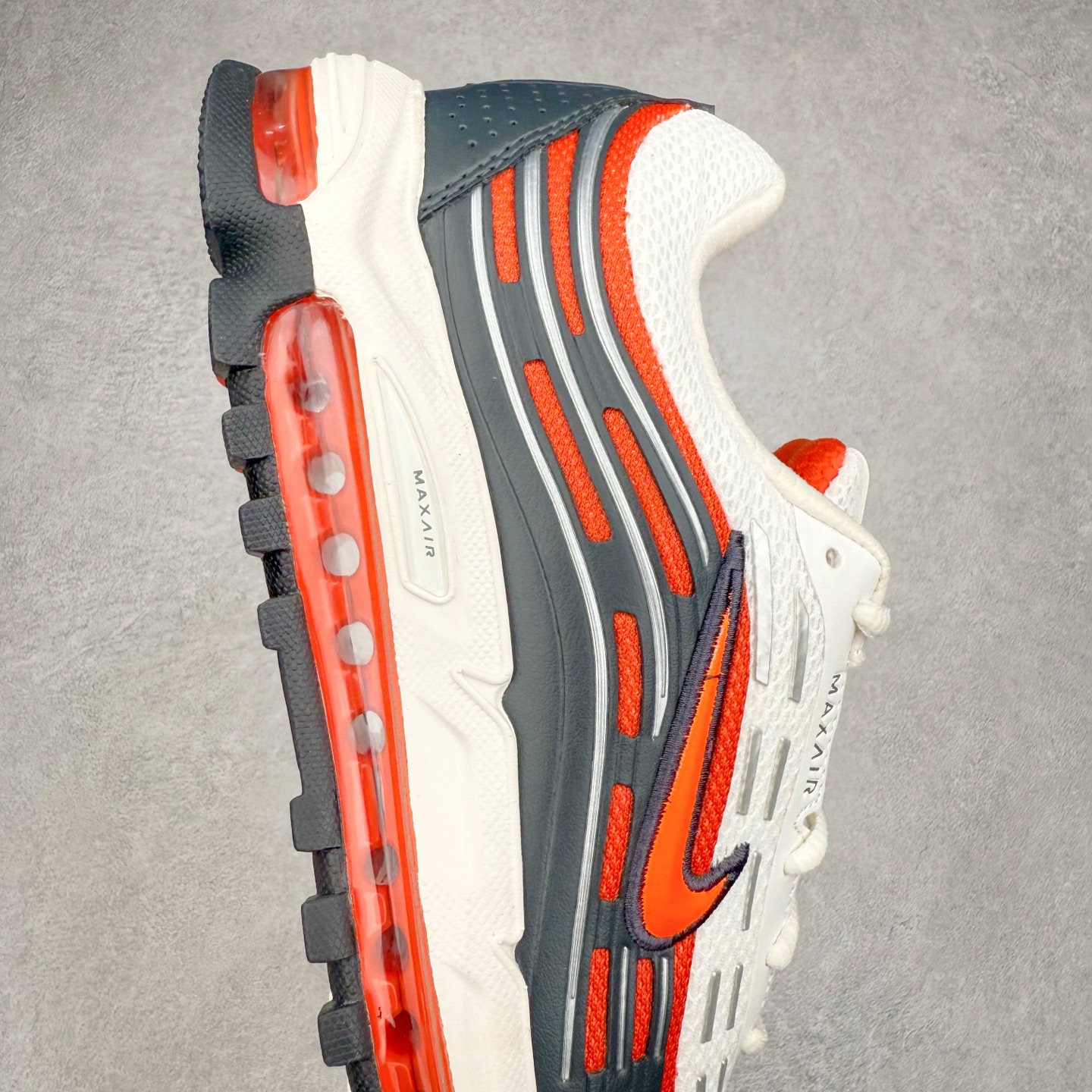 图片[6]-NK AIR MAX TL 2.5 柔软舒适防滑耐磨低帮 气垫生活休闲鞋 男女同款 FZ4110-001 鞋身保留 Air Max 标志性的流线型设计，以大面积黑色包裹，鞋身由透气的织物与光滑皮革拼接打造，搭配侧面波浪型支撑设计，营造出简约百搭的外观。全掌可见的气垫设计，无论是进行运动活动还是日常休闲穿着，都能带来卓越的舒适体验。Air Max TL 2.5 巧妙地将时尚外观与稳固的支撑结构相结合，满足了现代穿着的需求。其轻盈的构造和醒目的配色，使其能够轻松驾驭各种场合。尺码：36 36.5 37.5 38 38.5 39 40 40.5 41 42 42.5 43 44 44.5 45-选品中心