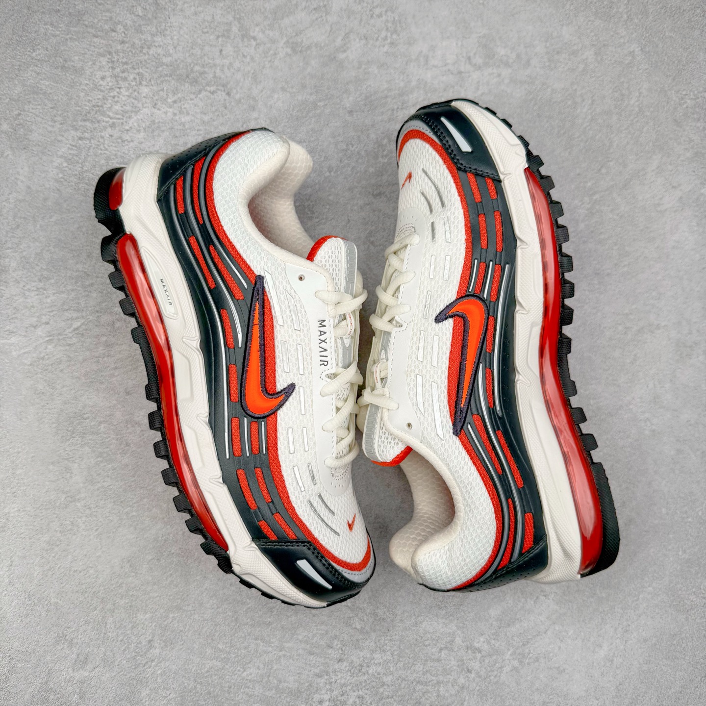 图片[3]-NK AIR MAX TL 2.5 柔软舒适防滑耐磨低帮 气垫生活休闲鞋 男女同款 FZ4110-001 鞋身保留 Air Max 标志性的流线型设计，以大面积黑色包裹，鞋身由透气的织物与光滑皮革拼接打造，搭配侧面波浪型支撑设计，营造出简约百搭的外观。全掌可见的气垫设计，无论是进行运动活动还是日常休闲穿着，都能带来卓越的舒适体验。Air Max TL 2.5 巧妙地将时尚外观与稳固的支撑结构相结合，满足了现代穿着的需求。其轻盈的构造和醒目的配色，使其能够轻松驾驭各种场合。尺码：36 36.5 37.5 38 38.5 39 40 40.5 41 42 42.5 43 44 44.5 45-选品中心