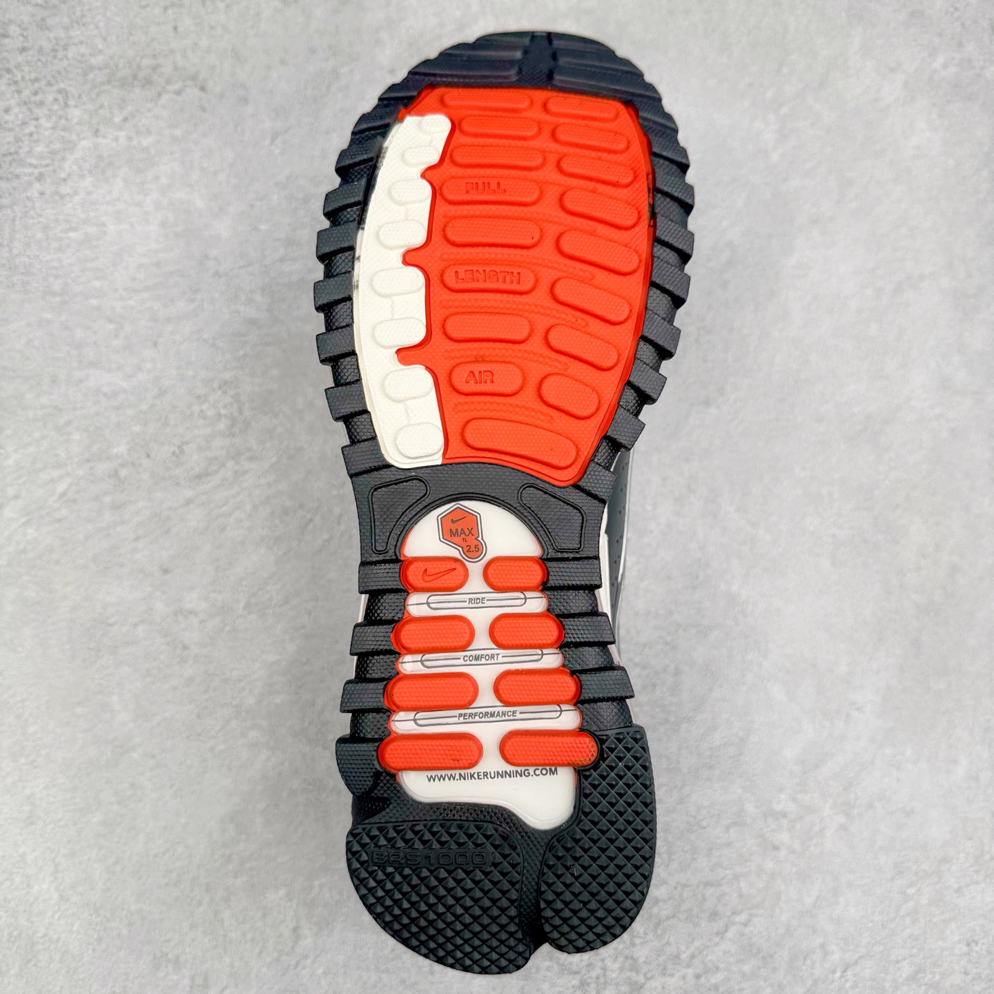 图片[9]-NK AIR MAX TL 2.5 柔软舒适防滑耐磨低帮 气垫生活休闲鞋 男女同款 FZ4110-001 鞋身保留 Air Max 标志性的流线型设计，以大面积黑色包裹，鞋身由透气的织物与光滑皮革拼接打造，搭配侧面波浪型支撑设计，营造出简约百搭的外观。全掌可见的气垫设计，无论是进行运动活动还是日常休闲穿着，都能带来卓越的舒适体验。Air Max TL 2.5 巧妙地将时尚外观与稳固的支撑结构相结合，满足了现代穿着的需求。其轻盈的构造和醒目的配色，使其能够轻松驾驭各种场合。尺码：36 36.5 37.5 38 38.5 39 40 40.5 41 42 42.5 43 44 44.5 45-选品中心