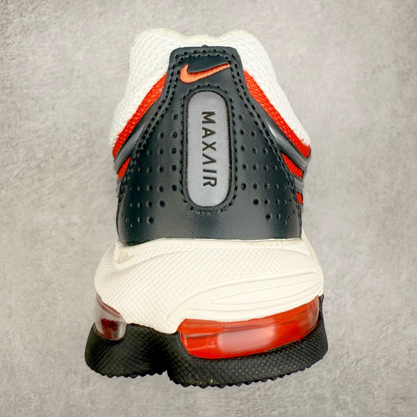 图片[8]-NK AIR MAX TL 2.5 柔软舒适防滑耐磨低帮 气垫生活休闲鞋 男女同款 FZ4110-001 鞋身保留 Air Max 标志性的流线型设计，以大面积黑色包裹，鞋身由透气的织物与光滑皮革拼接打造，搭配侧面波浪型支撑设计，营造出简约百搭的外观。全掌可见的气垫设计，无论是进行运动活动还是日常休闲穿着，都能带来卓越的舒适体验。Air Max TL 2.5 巧妙地将时尚外观与稳固的支撑结构相结合，满足了现代穿着的需求。其轻盈的构造和醒目的配色，使其能够轻松驾驭各种场合。尺码：36 36.5 37.5 38 38.5 39 40 40.5 41 42 42.5 43 44 44.5 45-选品中心