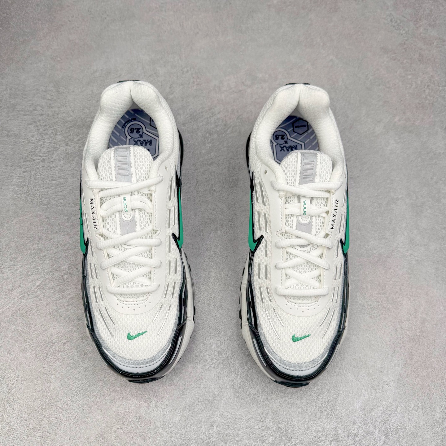 图片[2]-NK AIR MAX TL 2.5 柔软舒适防滑耐磨低帮 气垫生活休闲鞋 男女同款 FZ4110-100 鞋身保留 Air Max 标志性的流线型设计，以大面积黑色包裹，鞋身由透气的织物与光滑皮革拼接打造，搭配侧面波浪型支撑设计，营造出简约百搭的外观。全掌可见的气垫设计，无论是进行运动活动还是日常休闲穿着，都能带来卓越的舒适体验。Air Max TL 2.5 巧妙地将时尚外观与稳固的支撑结构相结合，满足了现代穿着的需求。其轻盈的构造和醒目的配色，使其能够轻松驾驭各种场合。尺码：36 36.5 37.5 38 38.5 39 40 40.5 41 42 42.5 43 44 44.5 45-选品中心