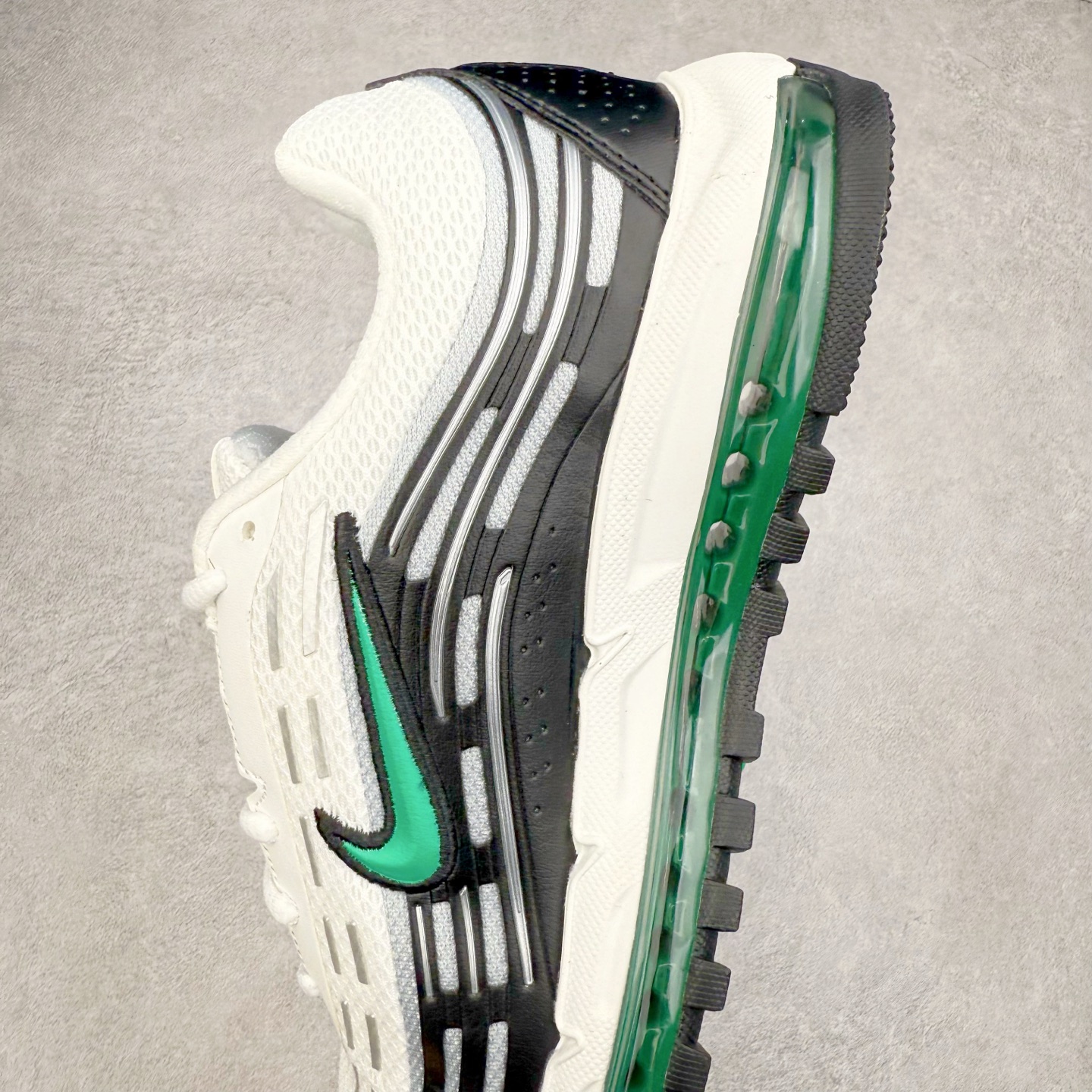 图片[7]-NK AIR MAX TL 2.5 柔软舒适防滑耐磨低帮 气垫生活休闲鞋 男女同款 FZ4110-100 鞋身保留 Air Max 标志性的流线型设计，以大面积黑色包裹，鞋身由透气的织物与光滑皮革拼接打造，搭配侧面波浪型支撑设计，营造出简约百搭的外观。全掌可见的气垫设计，无论是进行运动活动还是日常休闲穿着，都能带来卓越的舒适体验。Air Max TL 2.5 巧妙地将时尚外观与稳固的支撑结构相结合，满足了现代穿着的需求。其轻盈的构造和醒目的配色，使其能够轻松驾驭各种场合。尺码：36 36.5 37.5 38 38.5 39 40 40.5 41 42 42.5 43 44 44.5 45-选品中心